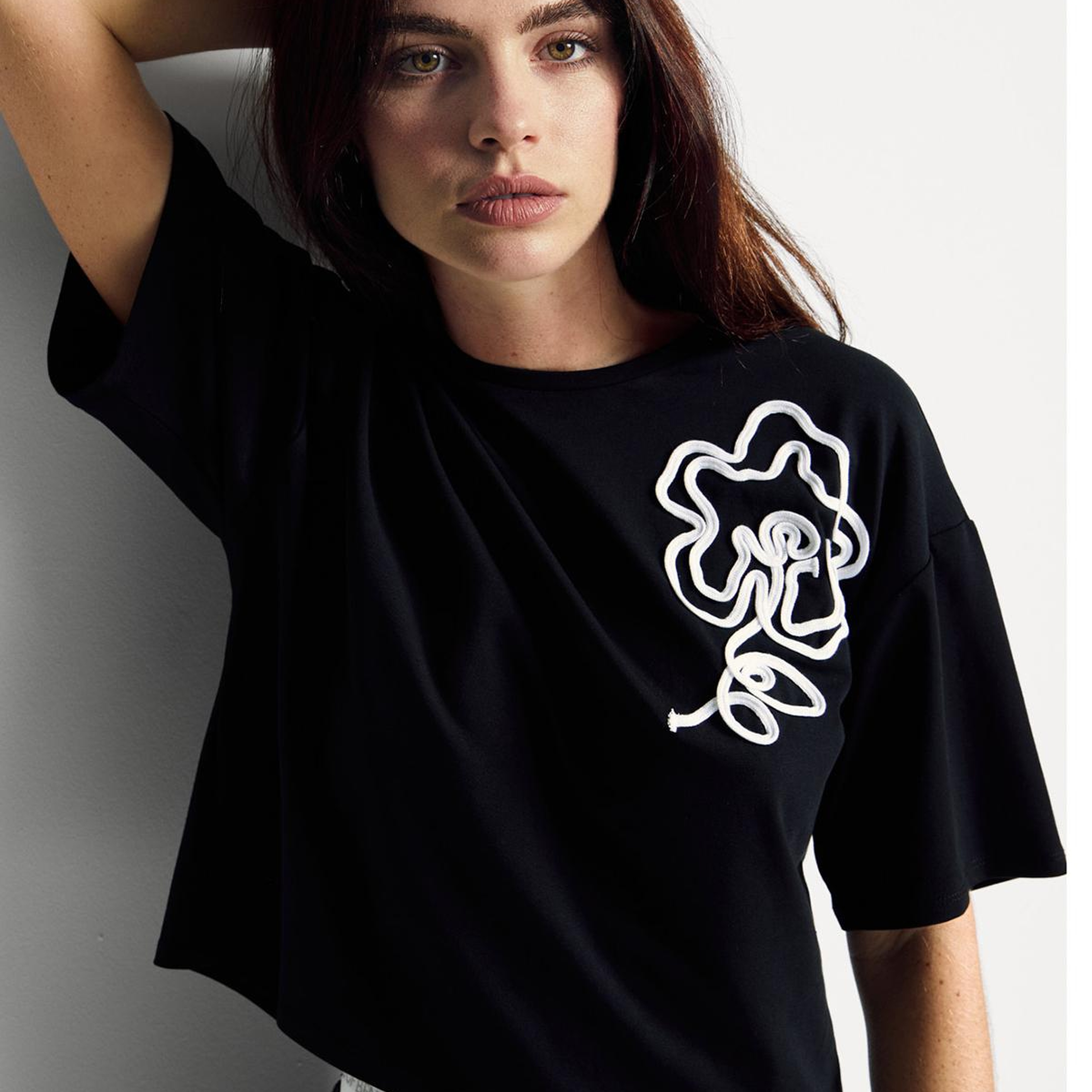 Kadın Siyah Koton Karışımlı Çiçek Aplikeli T-Shirt