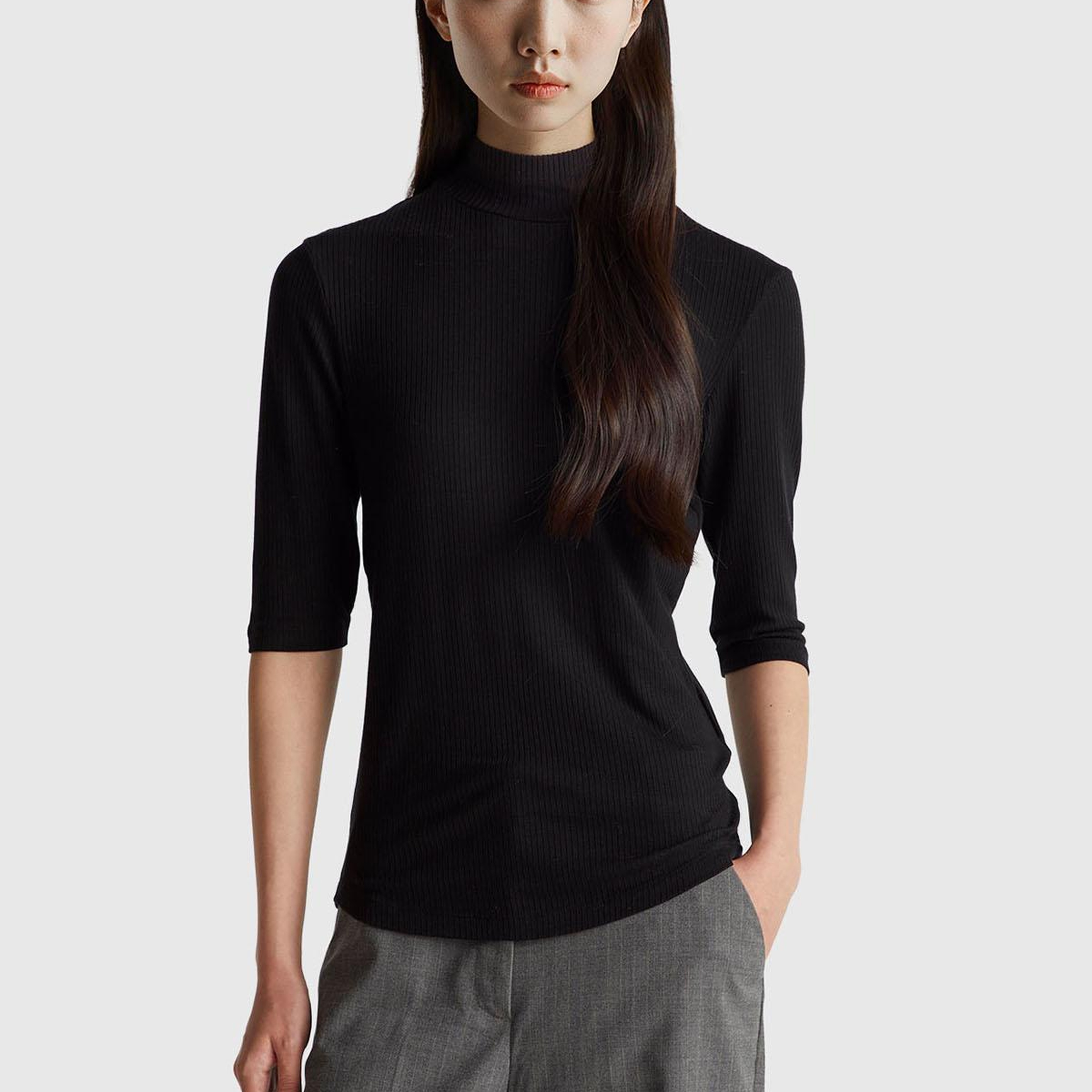 Kadın Siyah Liyosel Karşımlı Yarım Kol Slim Fit Dik Yaka T-Shirt