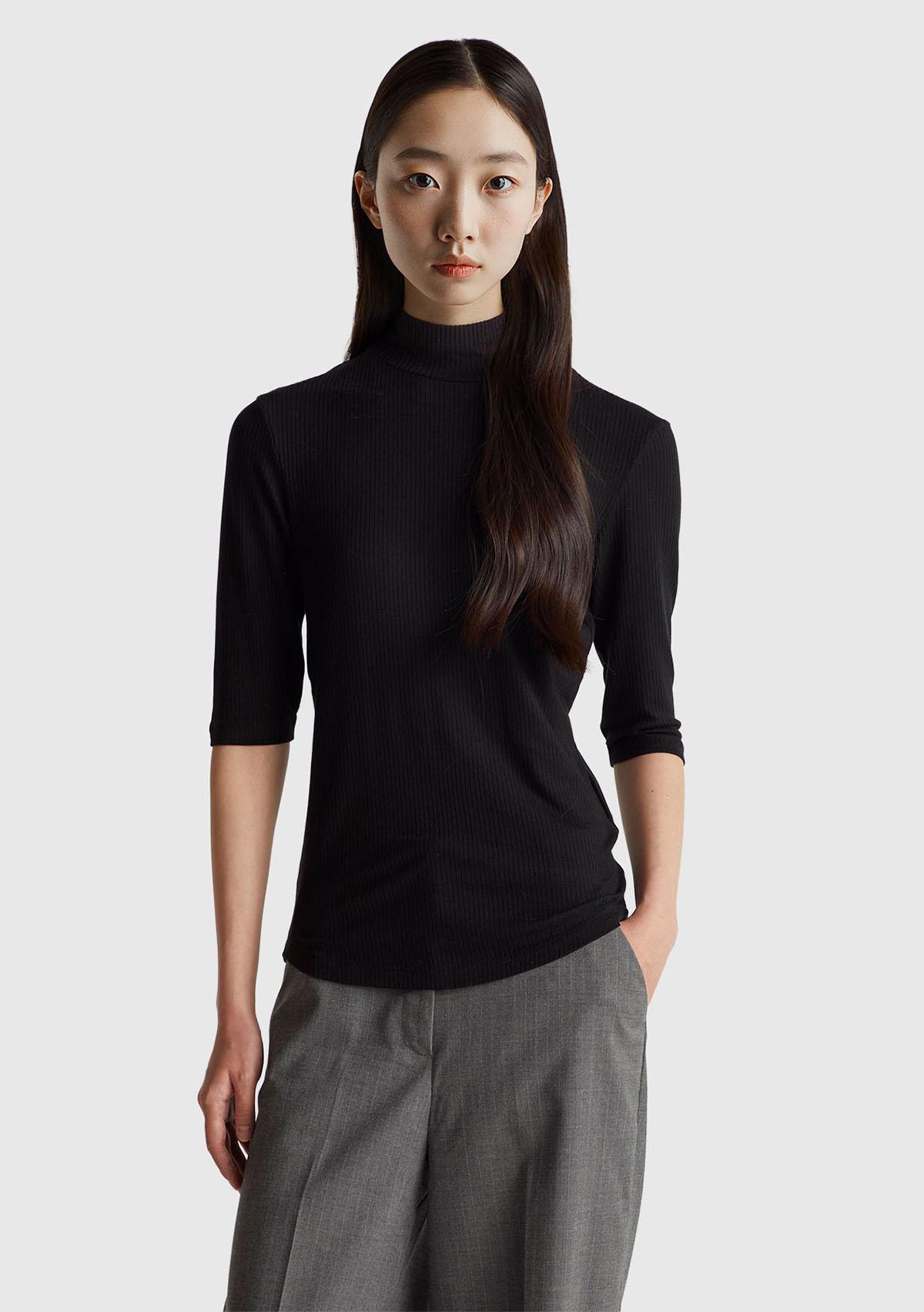 Kadın Siyah Liyosel Karşımlı Yarım Kol Slim Fit Dik Yaka T-Shirt