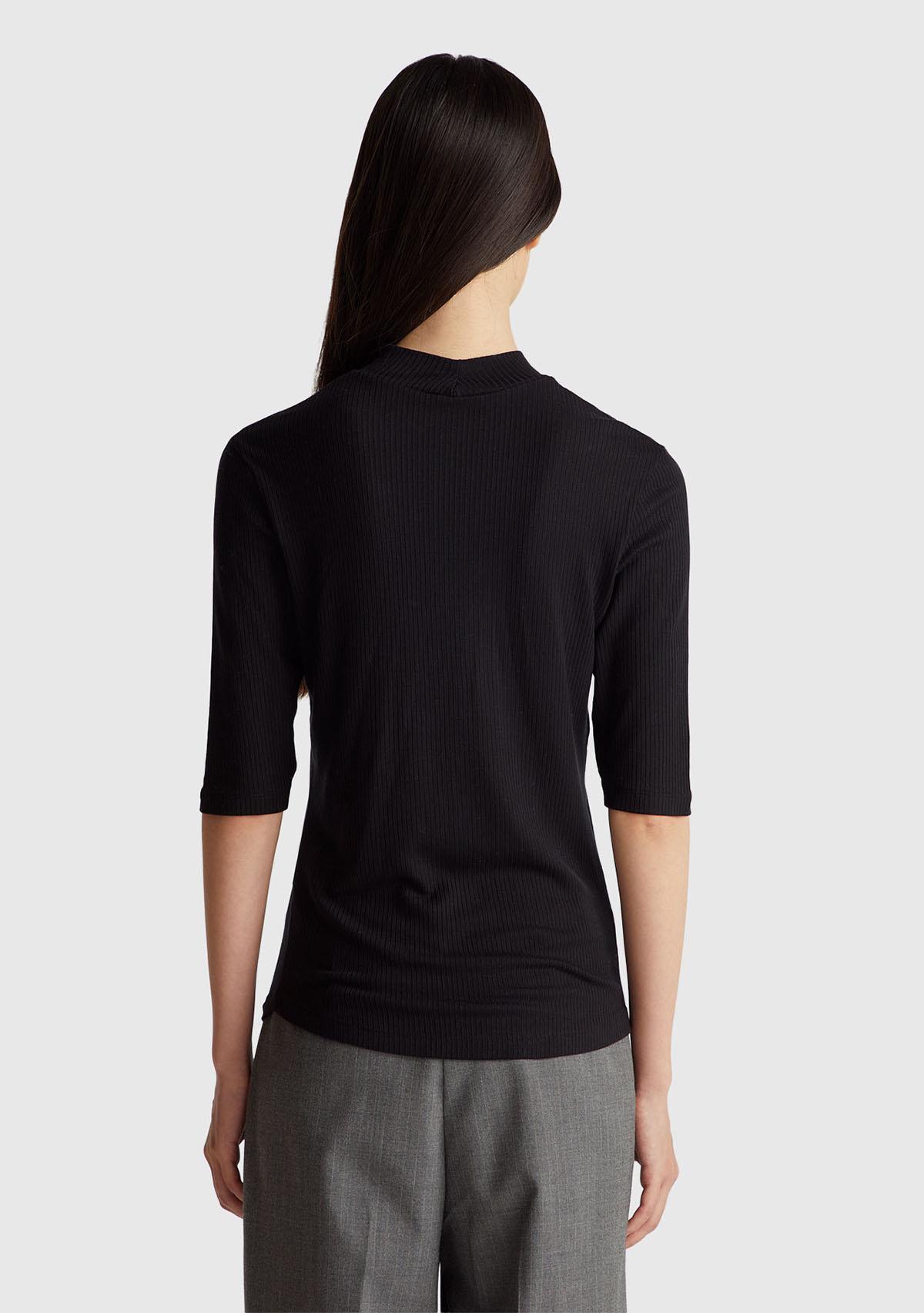 Kadın Siyah Liyosel Karşımlı Yarım Kol Slim Fit Dik Yaka T-Shirt