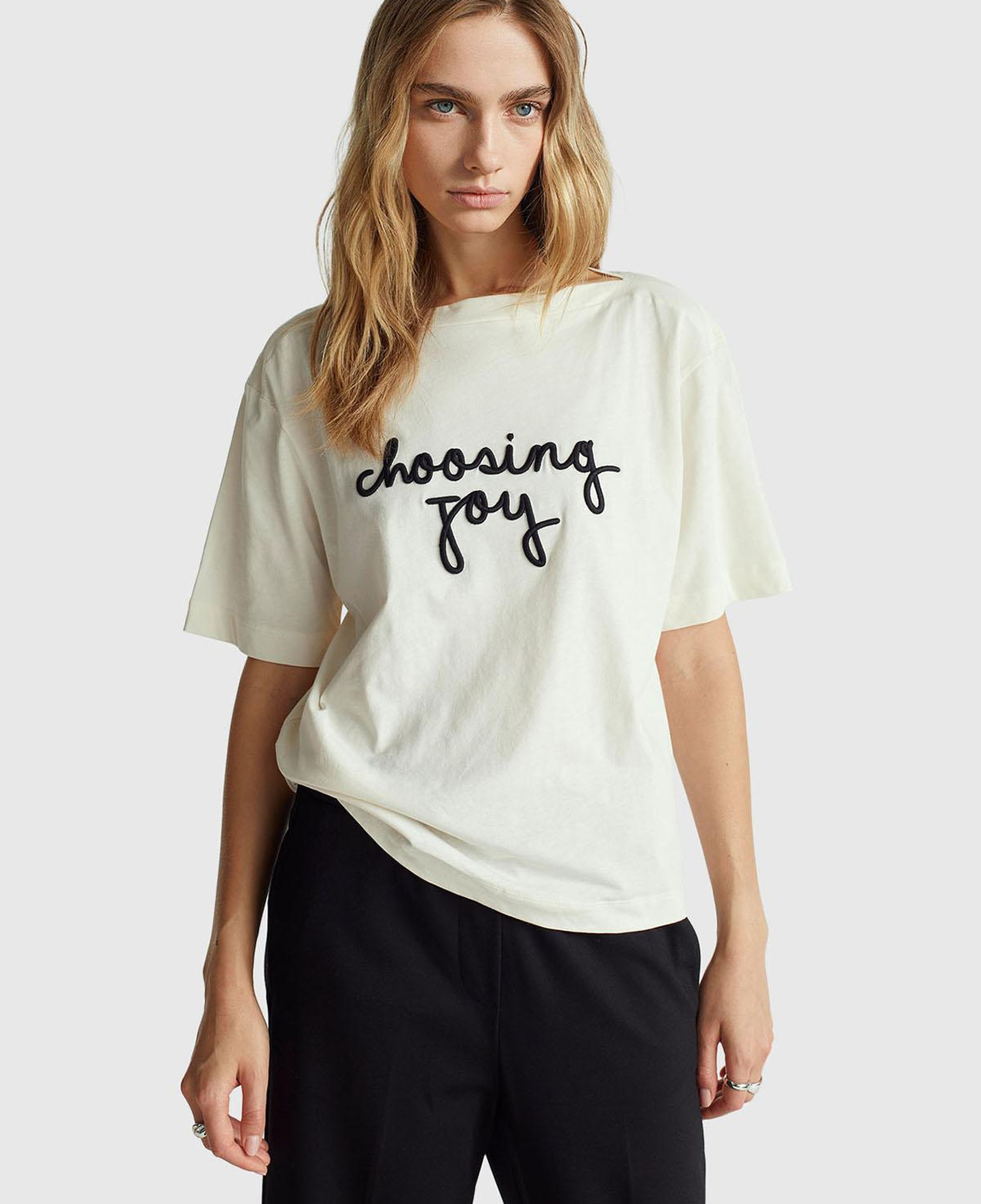 Kadın Krem %100 Pamuk Önü Yazı İşlemeli Kayık Yaka T-Shirt