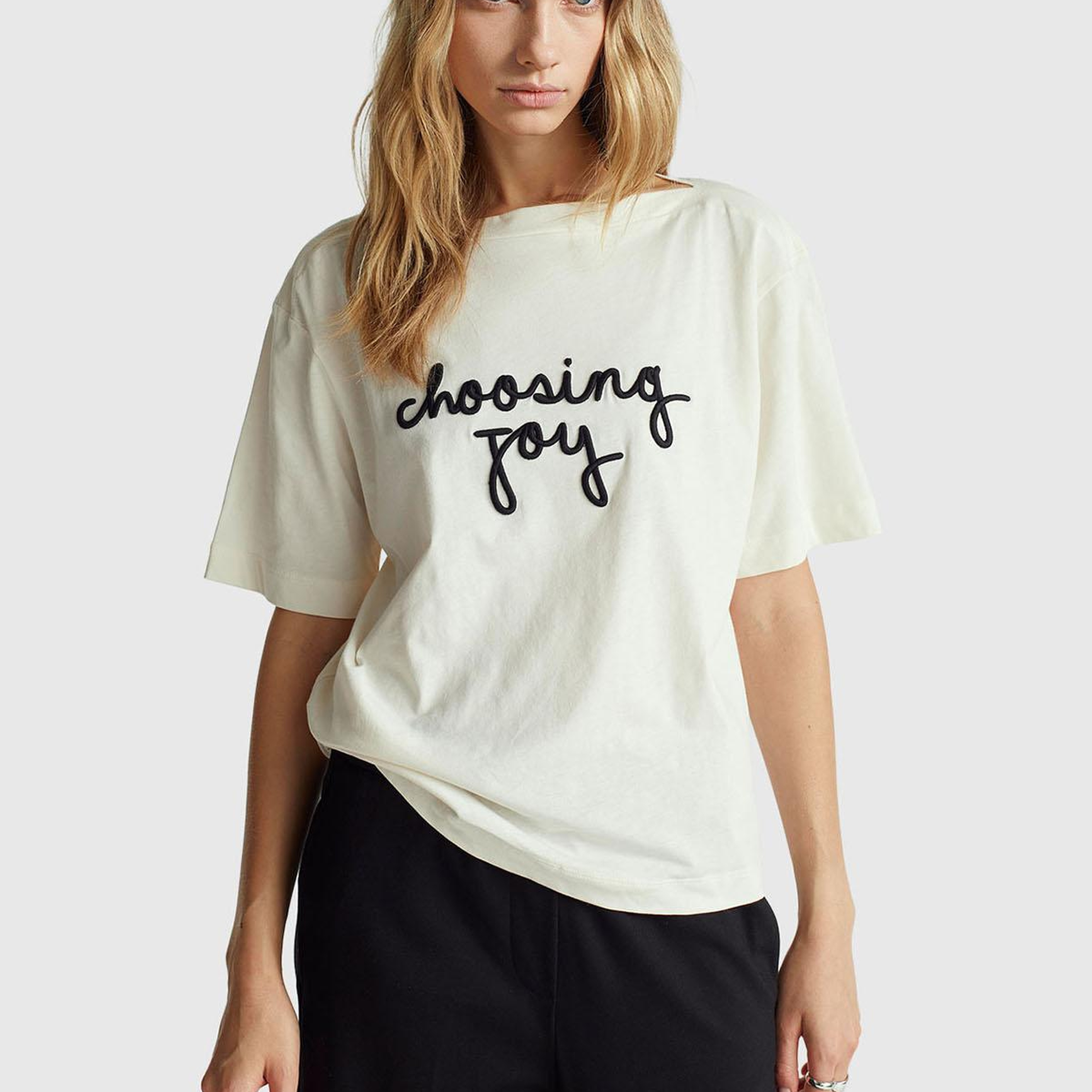 Kadın Krem %100 Pamuk Önü Yazı İşlemeli Kayık Yaka T-Shirt