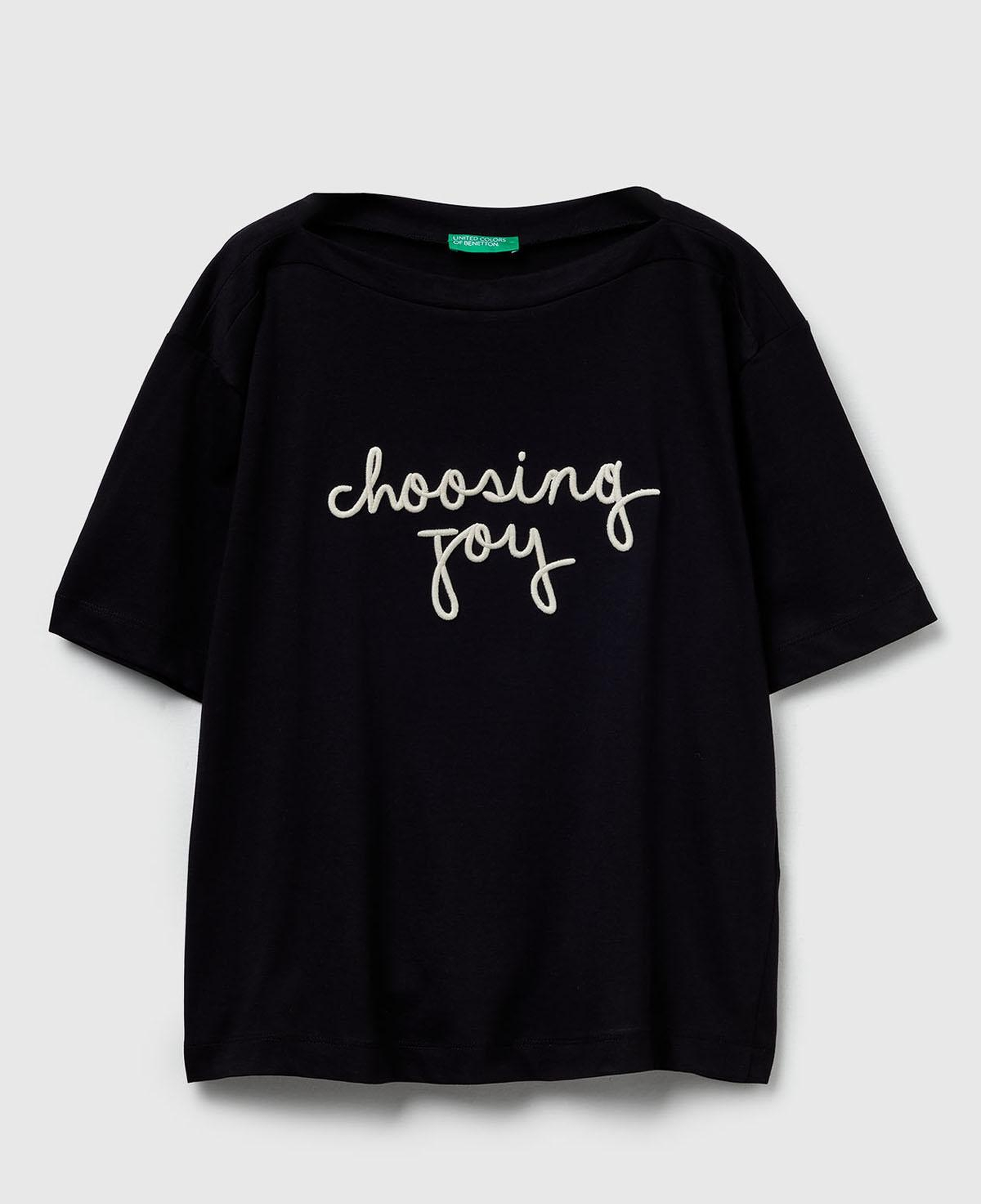 Kadın Siyah %100 Pamuk Önü Yazı İşlemeli Kayık Yaka T-Shirt
