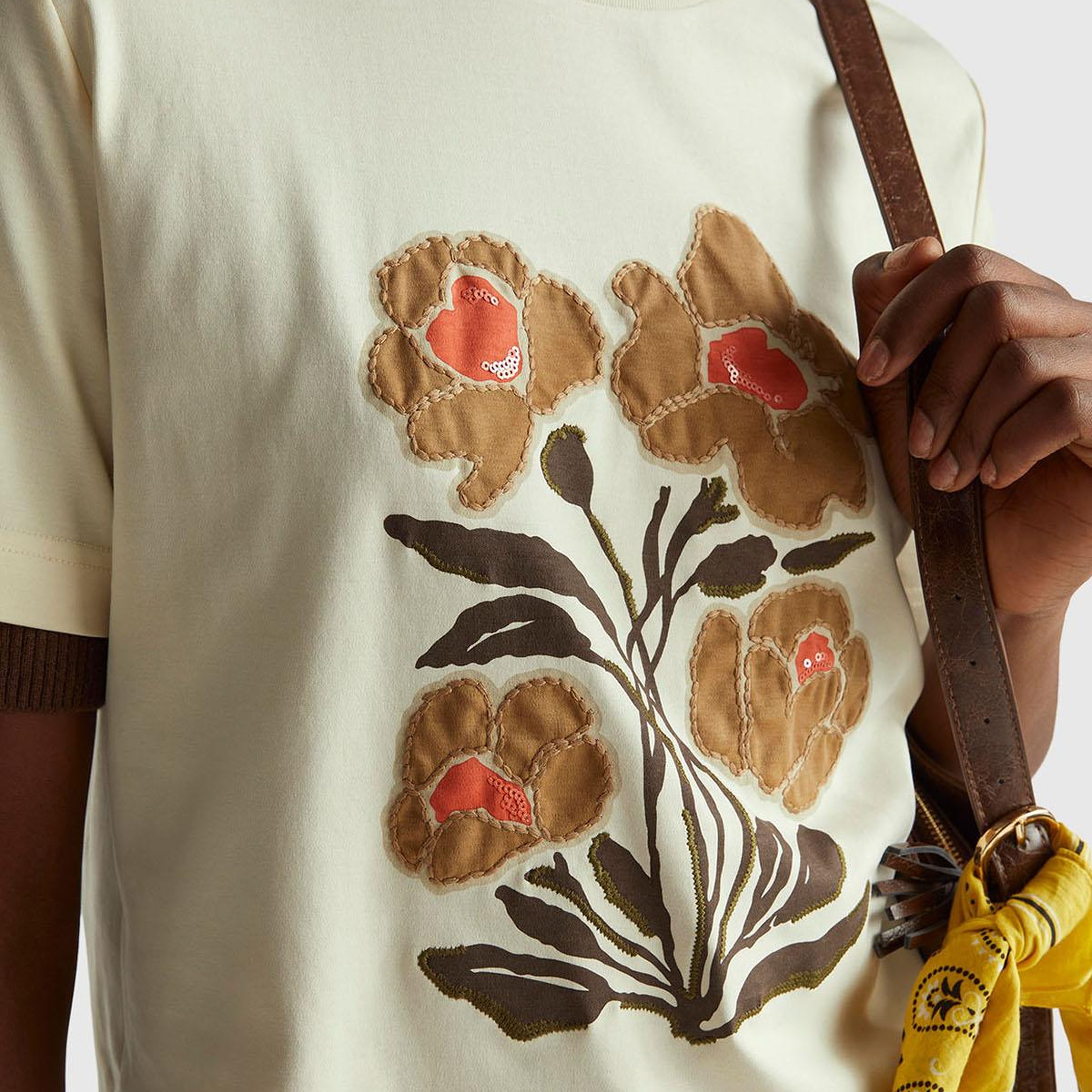 Kadın Krem Desenli %100 Pamuk Önü Çiçek İşlemeli Bisiklet Yaka T-Shirt