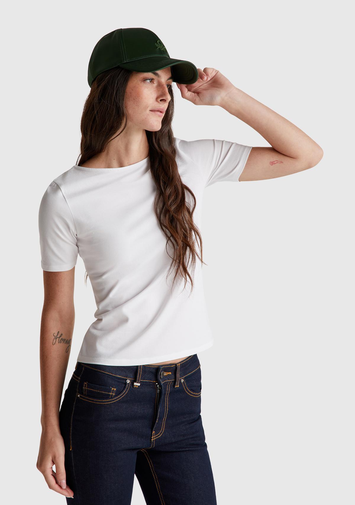 Kadın Beyaz Pamuk Karışımlı Örme Slim Fit Geniş Yaka T-Shirt