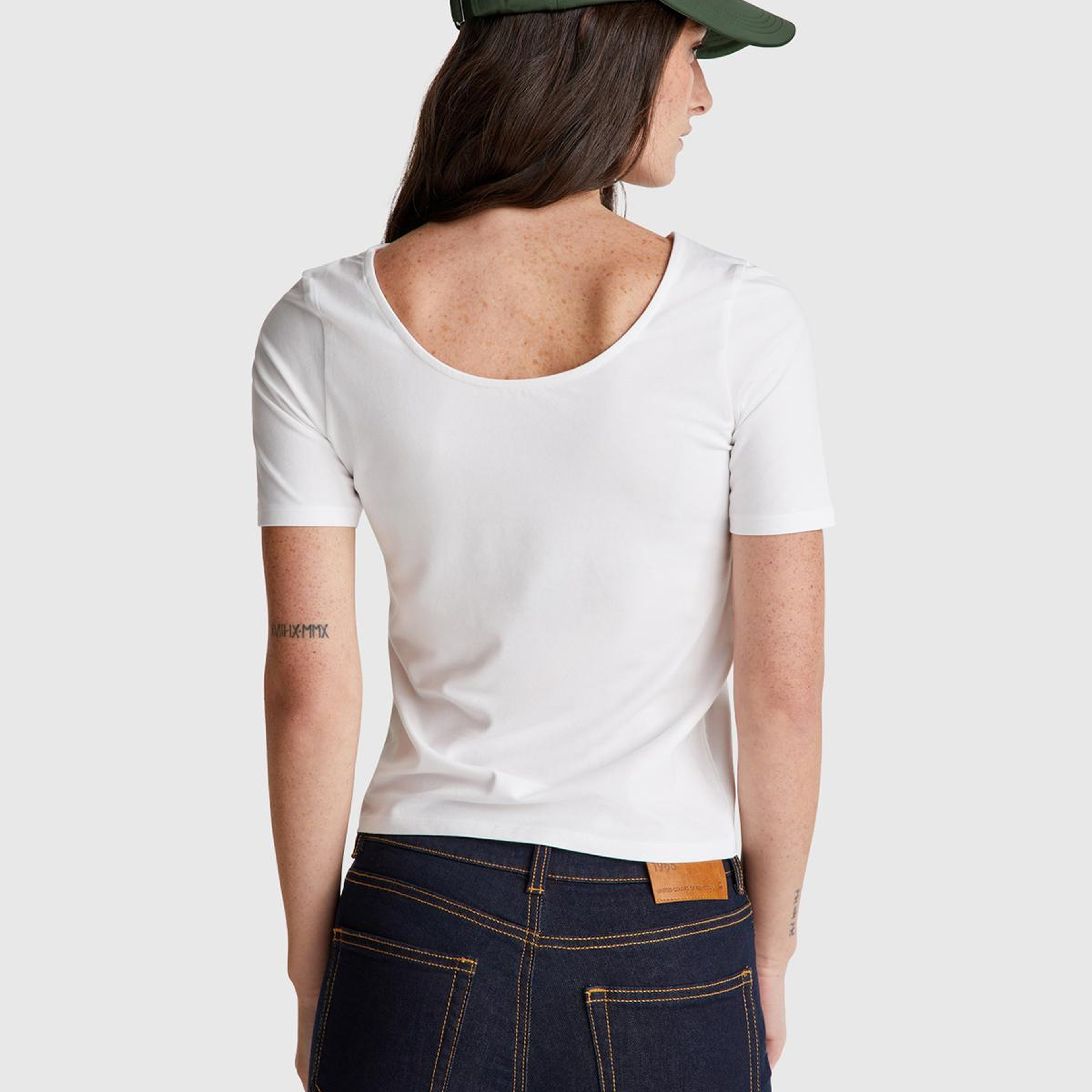 Kadın Beyaz Pamuk Karışımlı Örme Slim Fit Geniş Yaka T-Shirt