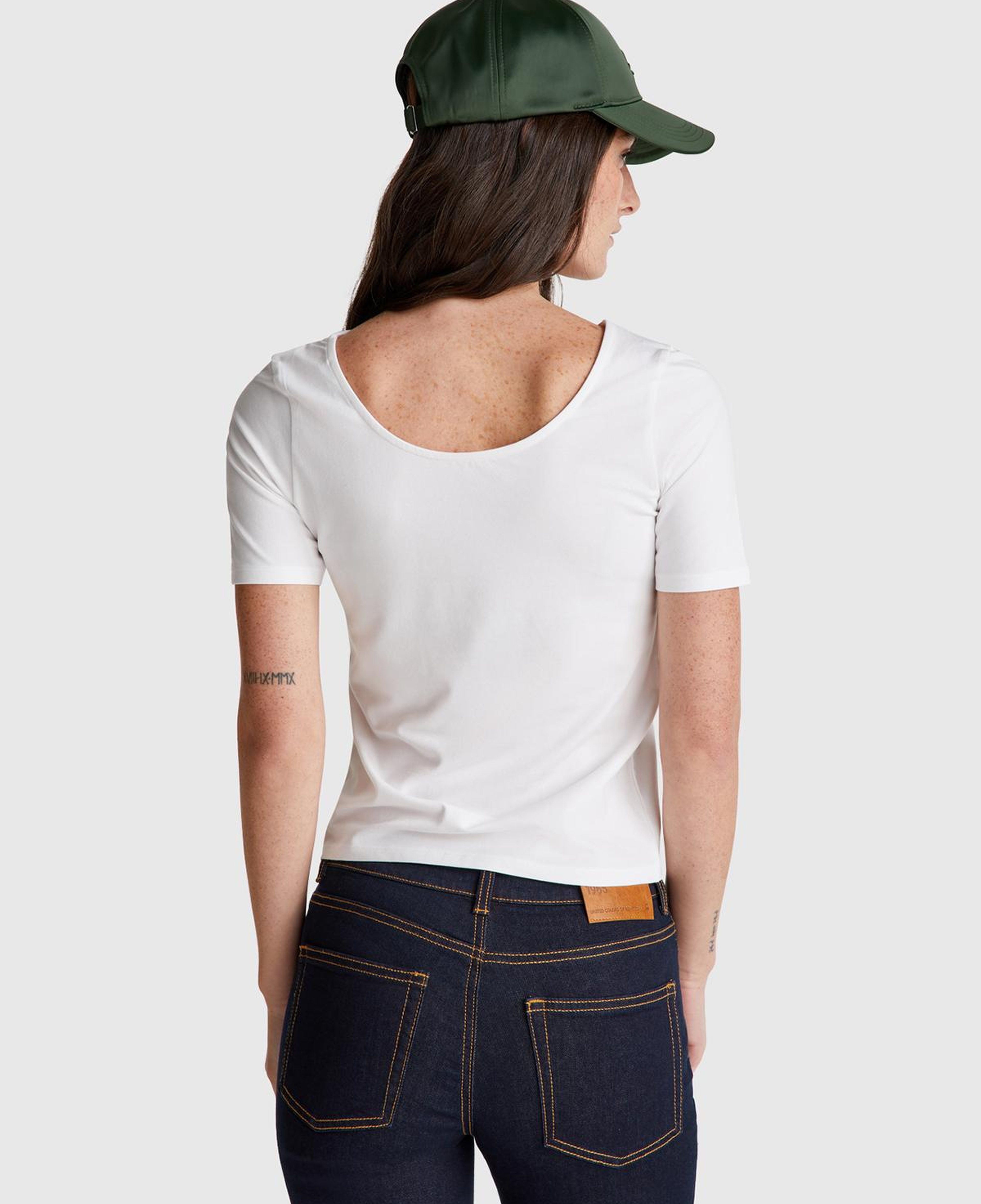 Kadın Beyaz Pamuk Karışımlı Örme Slim Fit Geniş Yaka T-Shirt