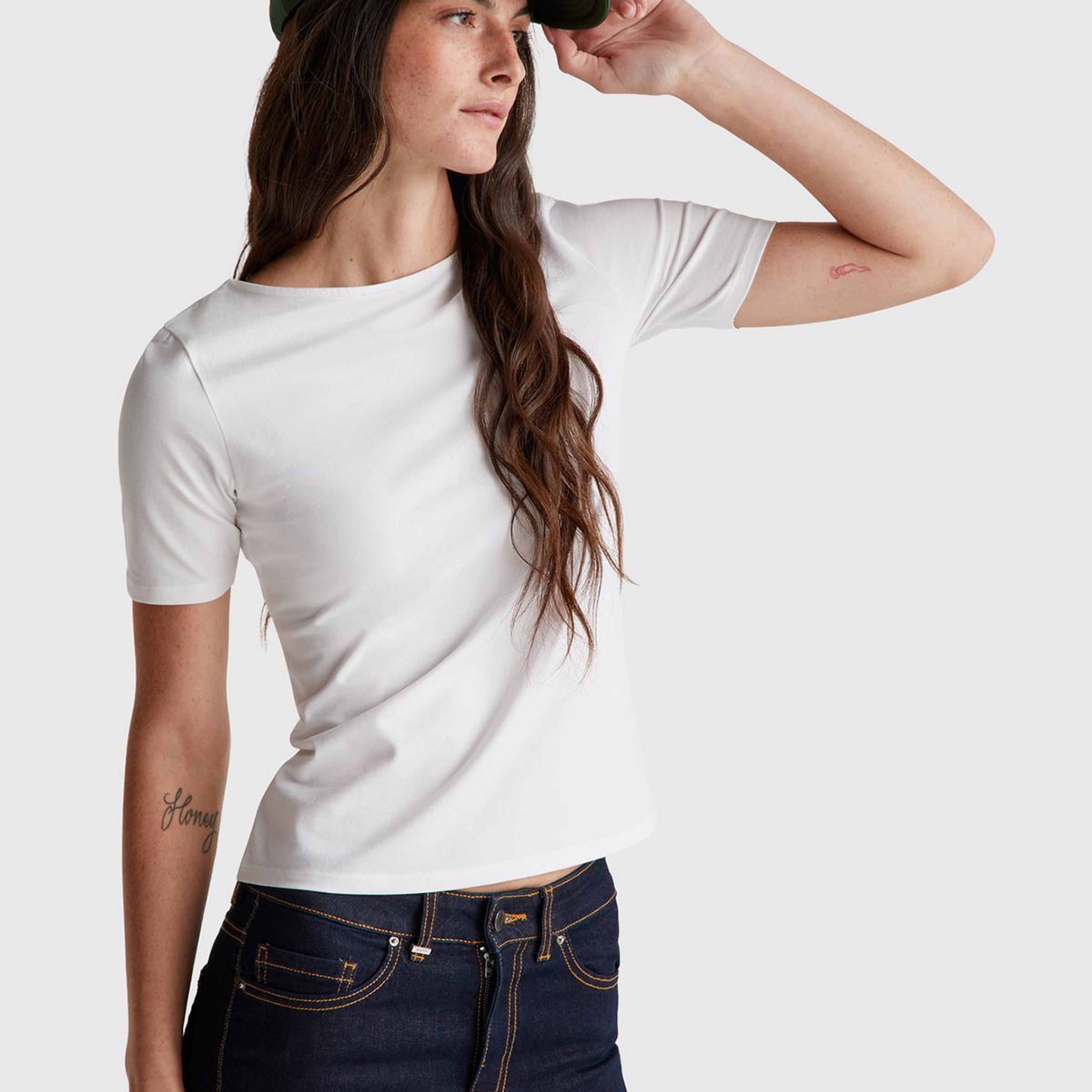 Kadın Beyaz Pamuk Karışımlı Örme Slim Fit Geniş Yaka T-Shirt