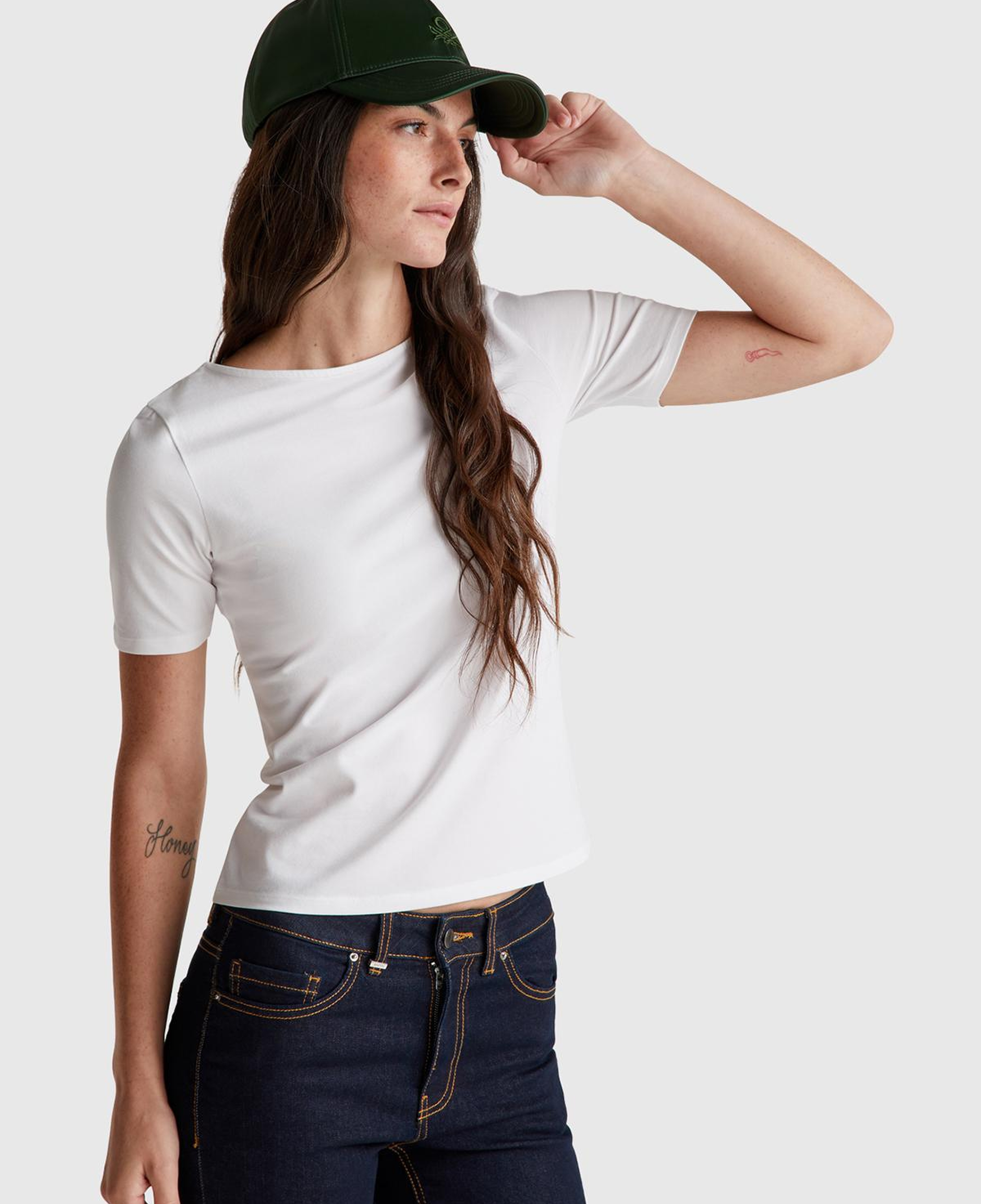 Kadın Beyaz Pamuk Karışımlı Örme Slim Fit Geniş Yaka T-Shirt