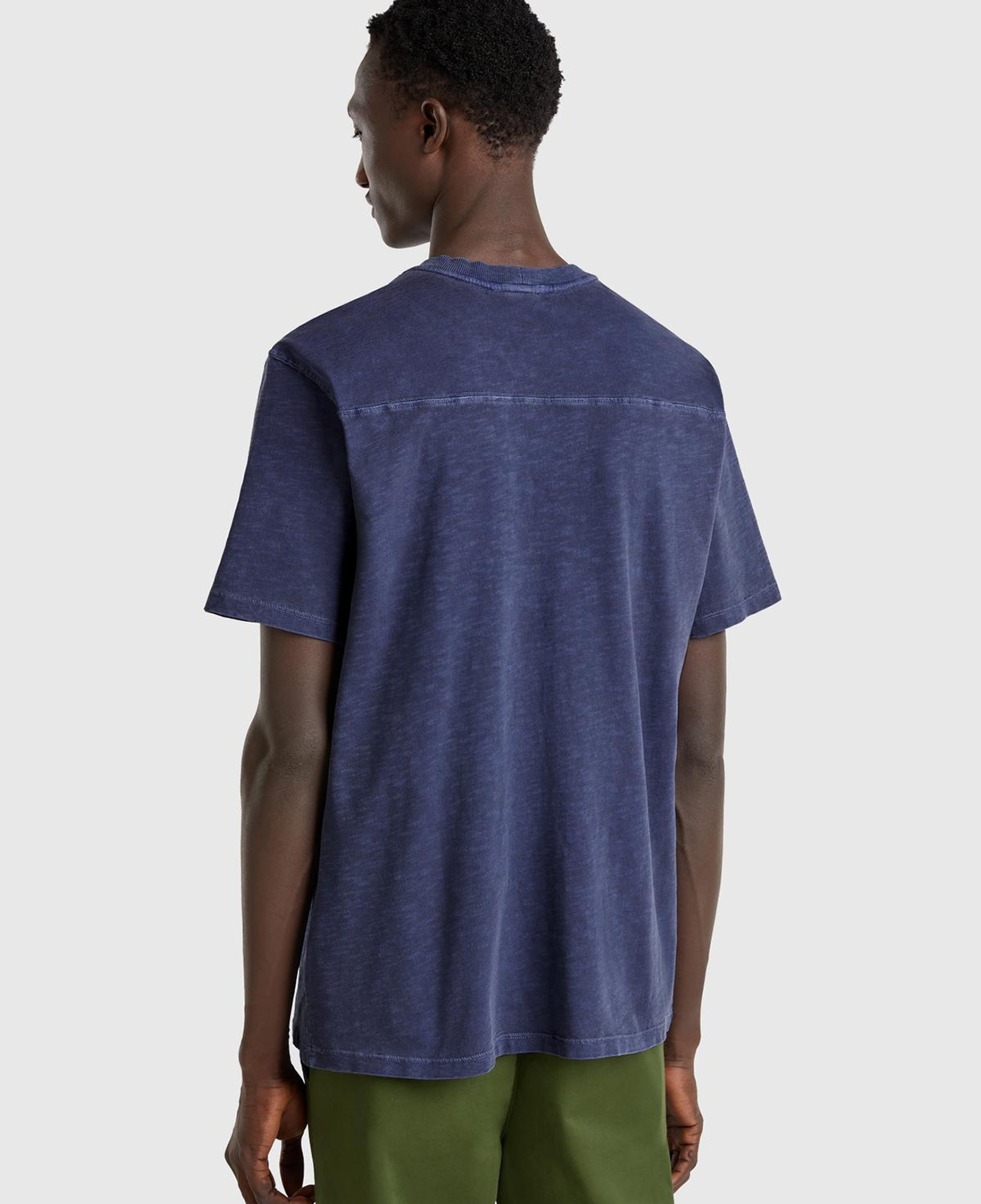 Erkek İndigo %100 Pamuk Yıpranmış Efektli Önü Baskılı Relax Fit T-Shirt