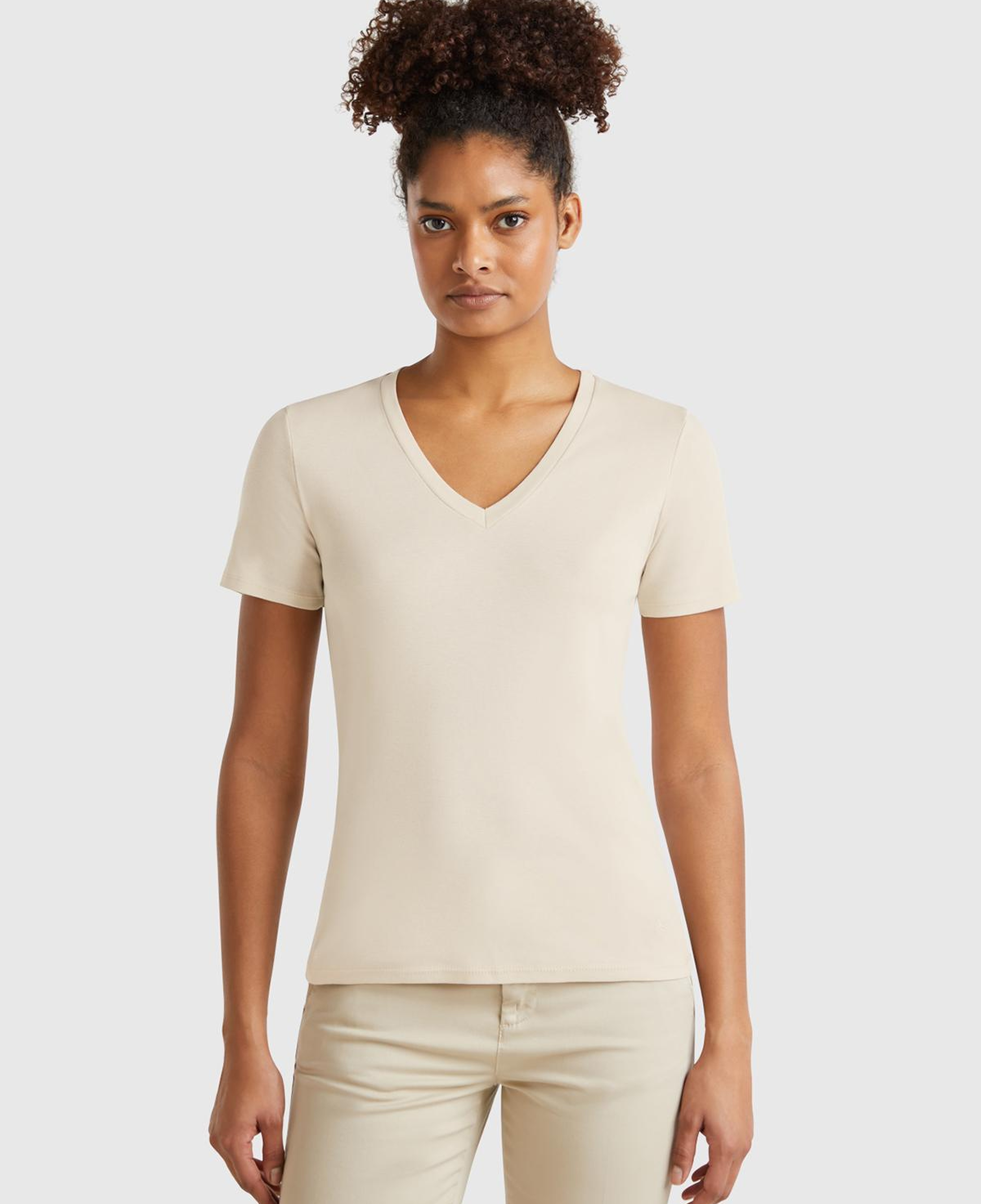 Kadın Taş Rengi %100 Pamuk V Yaka Basic T-Shirt