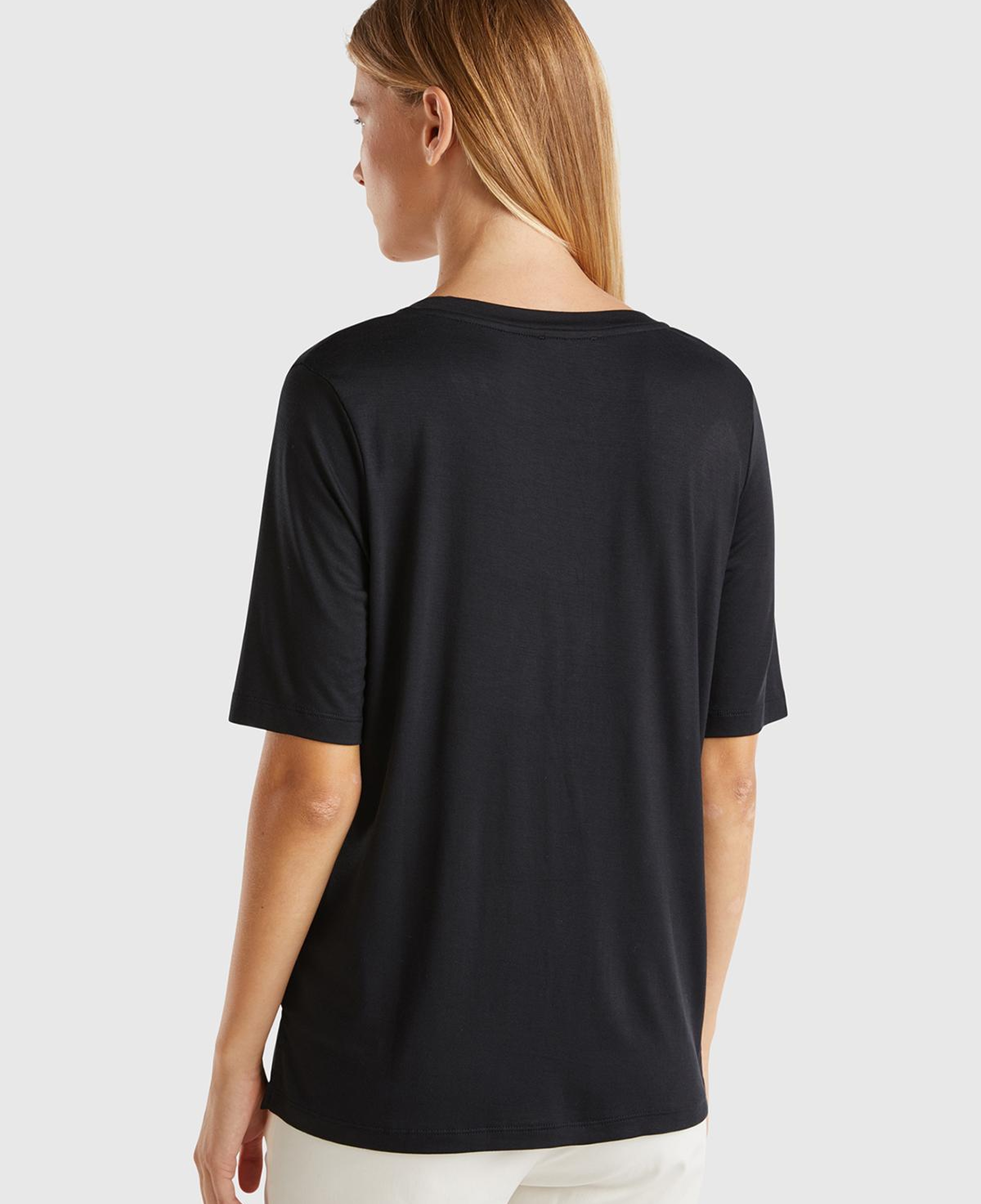 Kadın Siyah Viskoz Karışımlı V Yaka T-Shirt