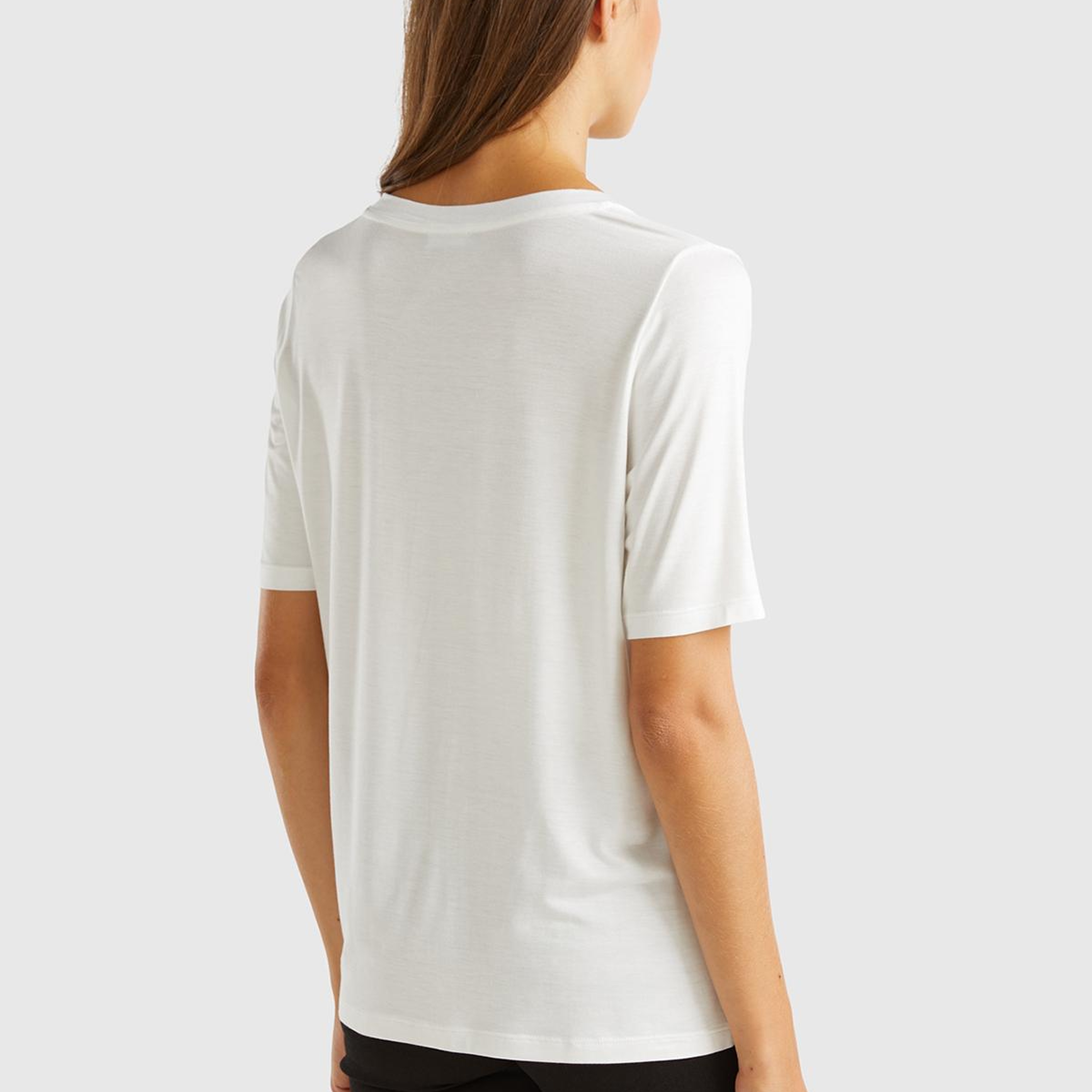 Kadın Beyaz Viskoz Karışımlı V Yaka T-Shirt