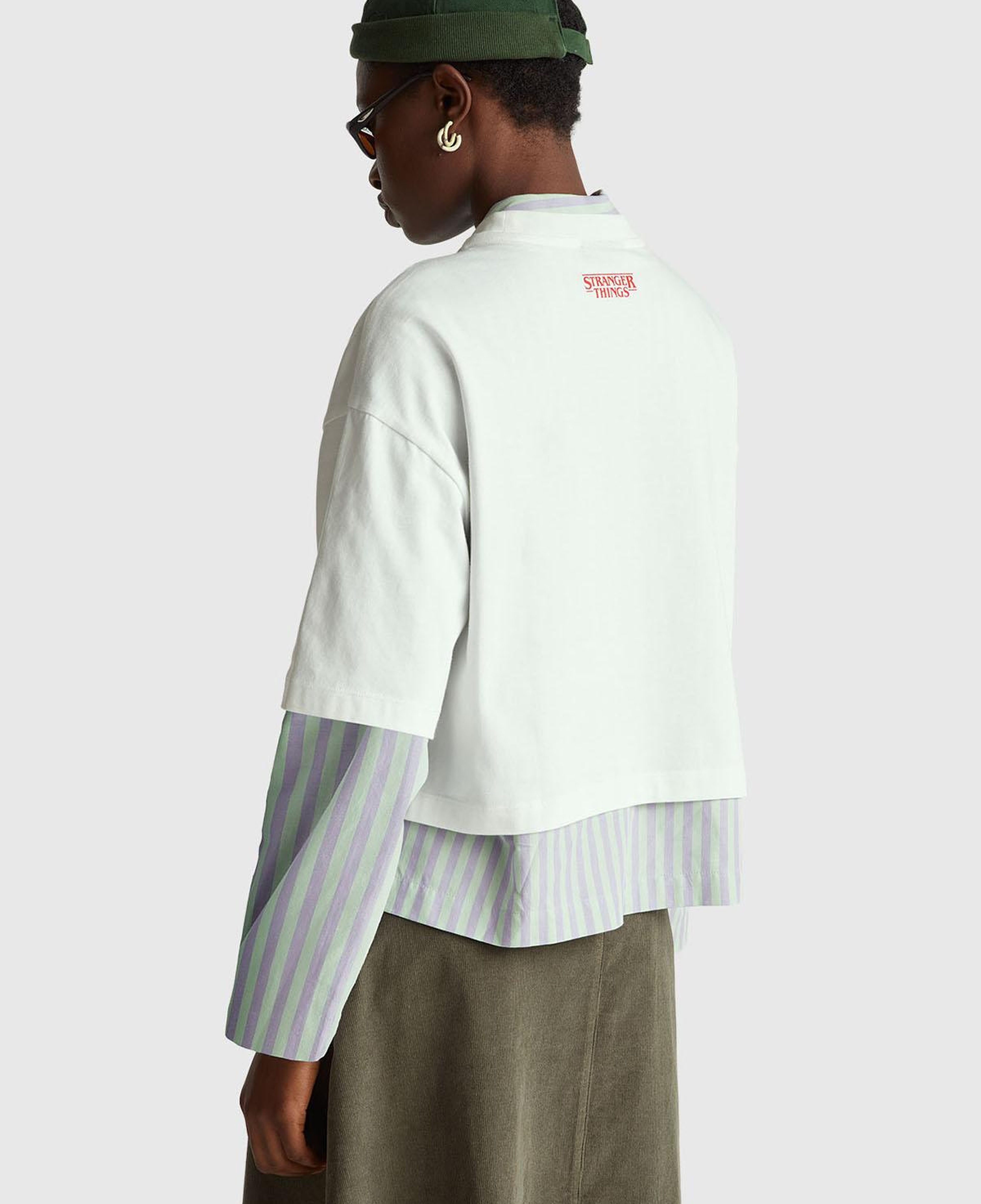 Kadın Beyaz  %100 Pamuk Boxy Fit Crop Stranger Things Baskılı T-shirt