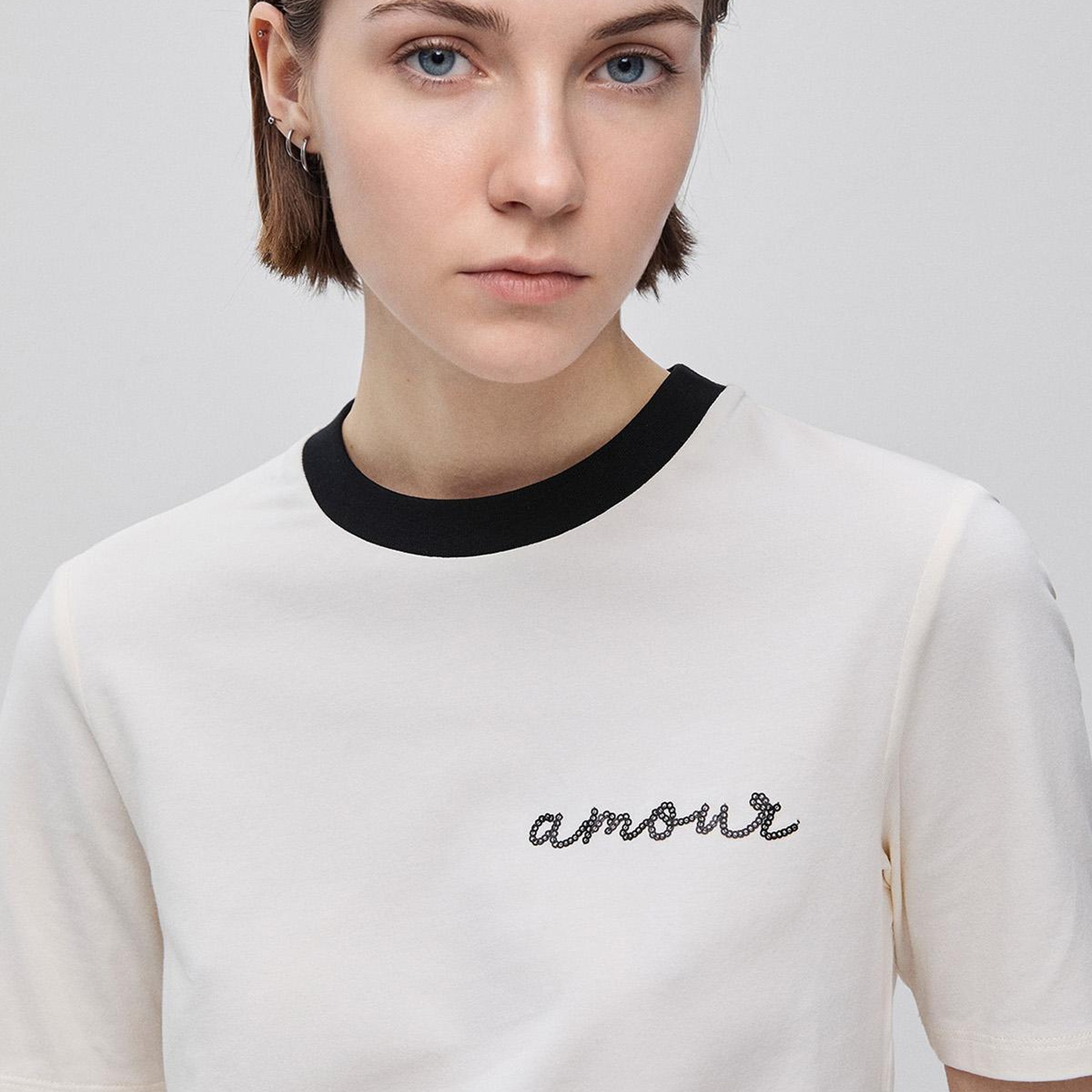 Kadın Krem Pamuk Karışımlı Payetli Nakışlı Bisiklet Yaka T-Shirt