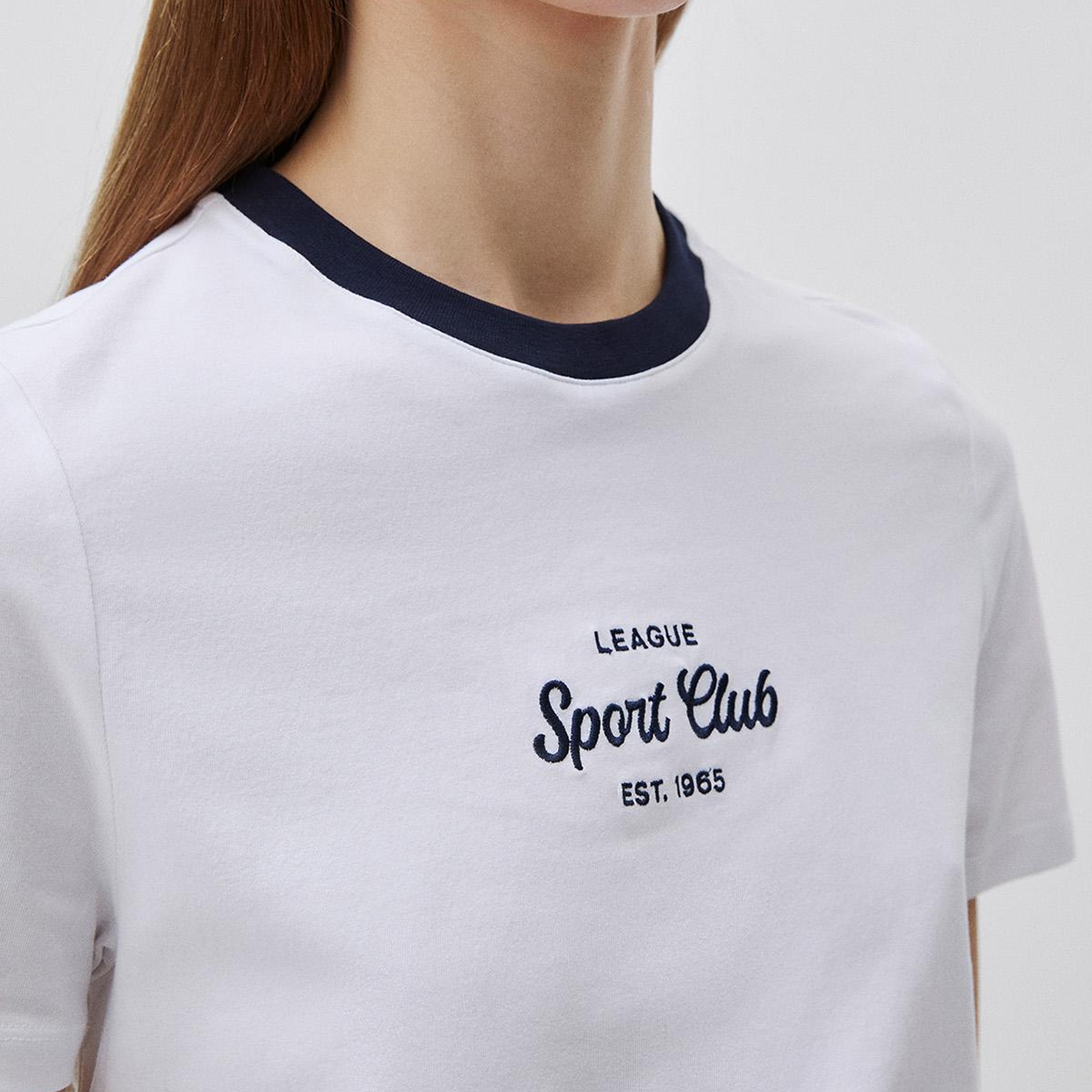 Kadın Beyaz Pamuk Karışımlı Önü İşlemeli Bisiklet Yaka T-Shirt