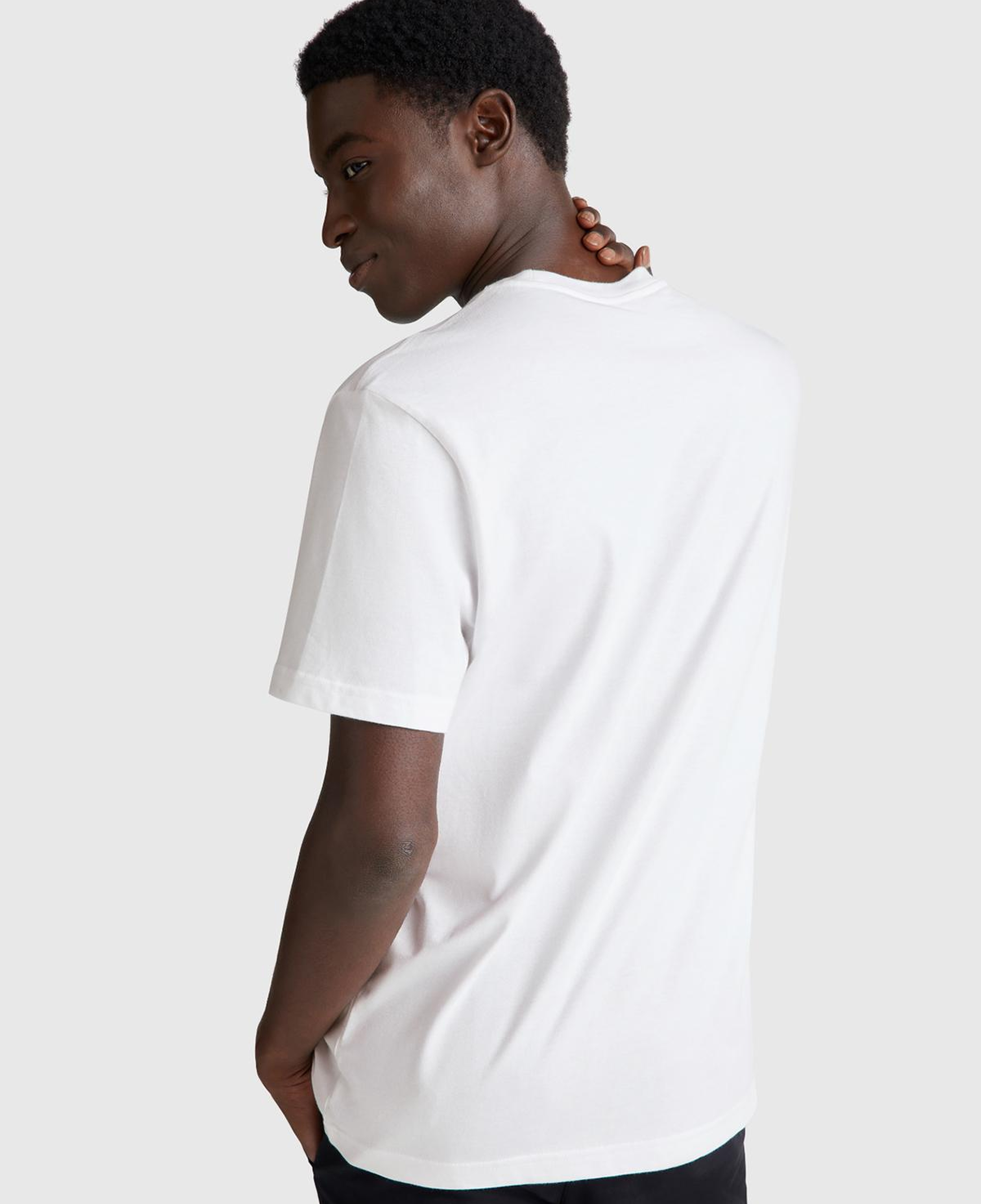Erkek Beyaz %100 Koton Logolu Bisiklet Yaka T-Shirt