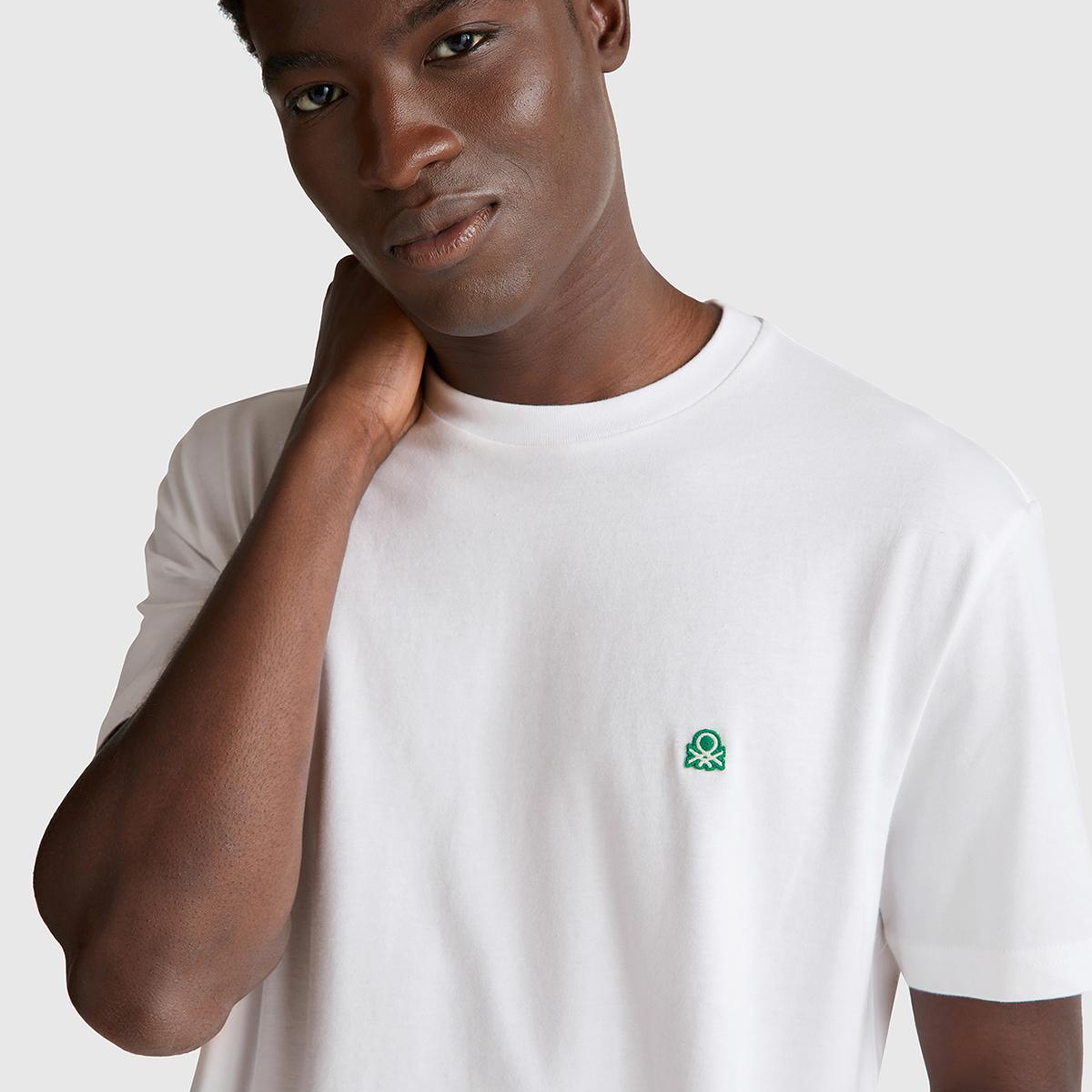 Erkek Beyaz %100 Koton Logolu Bisiklet Yaka T-Shirt