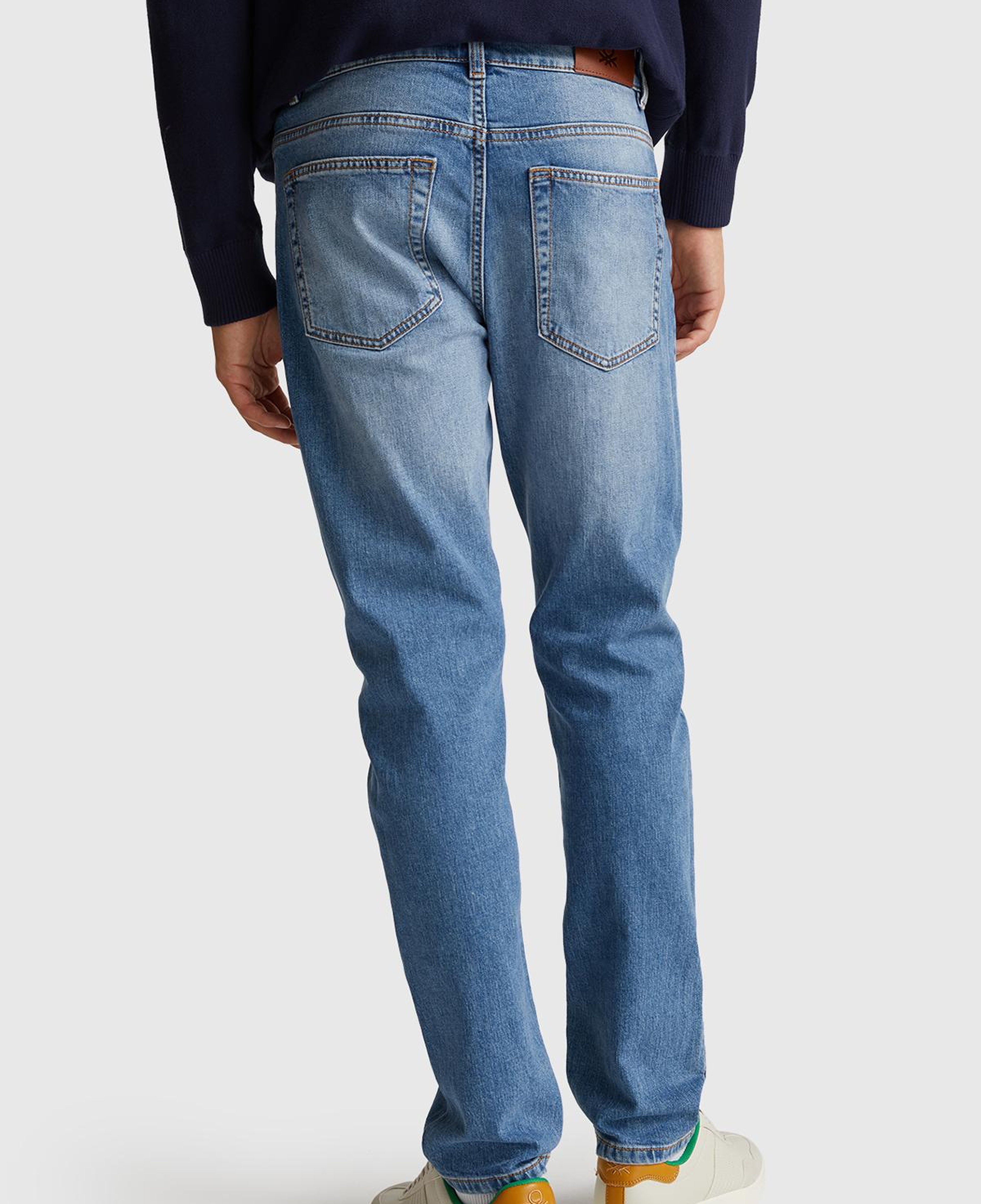 Erkek Açık Mavi Pamuk Karışımlı Arkası Logo Etiketli Cepli Slim Fit Denim Pantolon