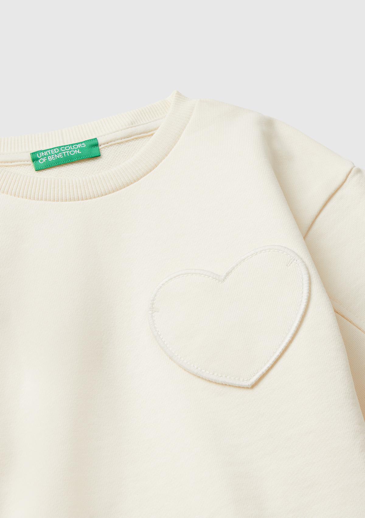 Kız Çocuk Ekru Dikiş Detaylı Kalpli Yama Cepli Regular Fit Sweatshirt