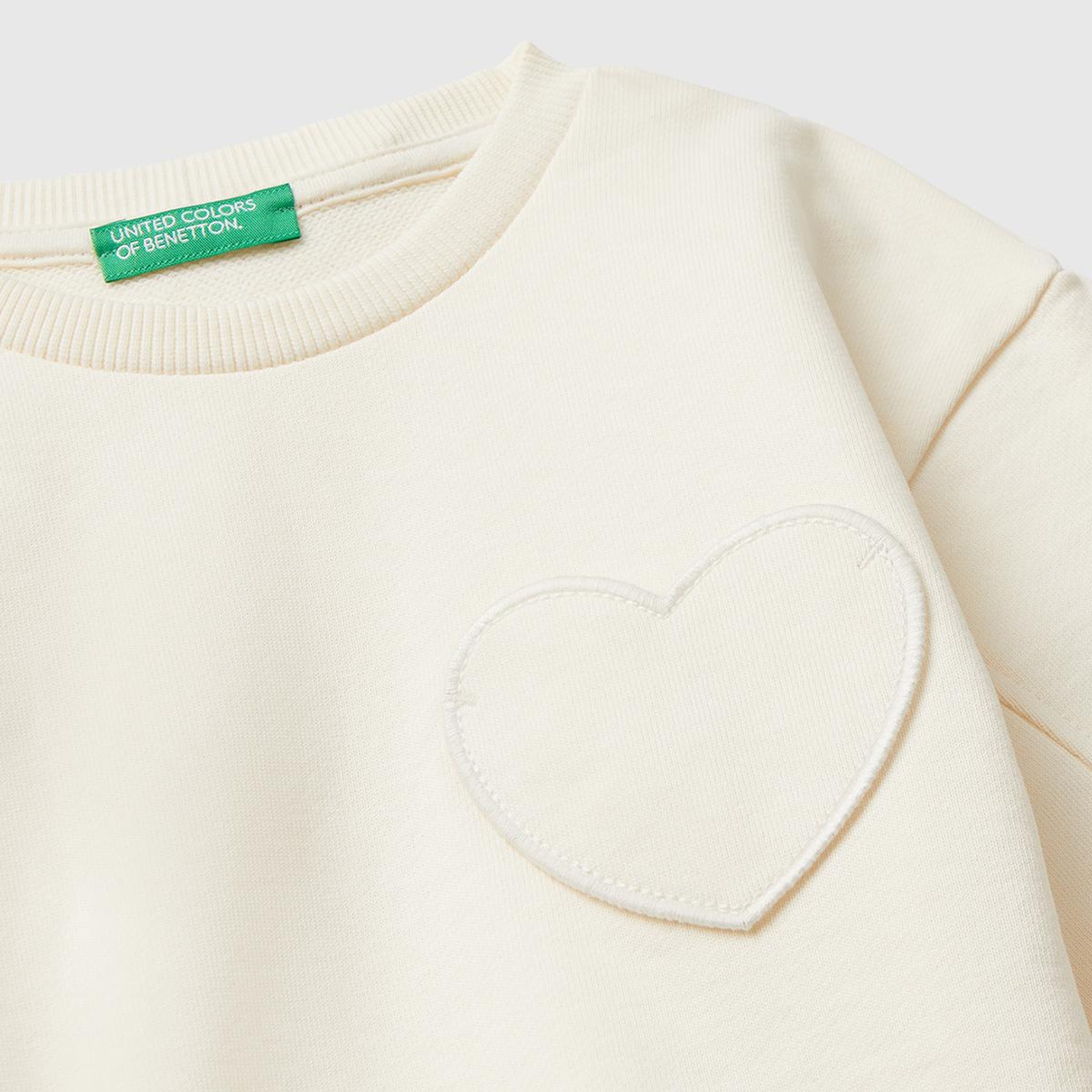 Kız Çocuk Ekru Dikiş Detaylı Kalpli Yama Cepli Regular Fit Sweatshirt