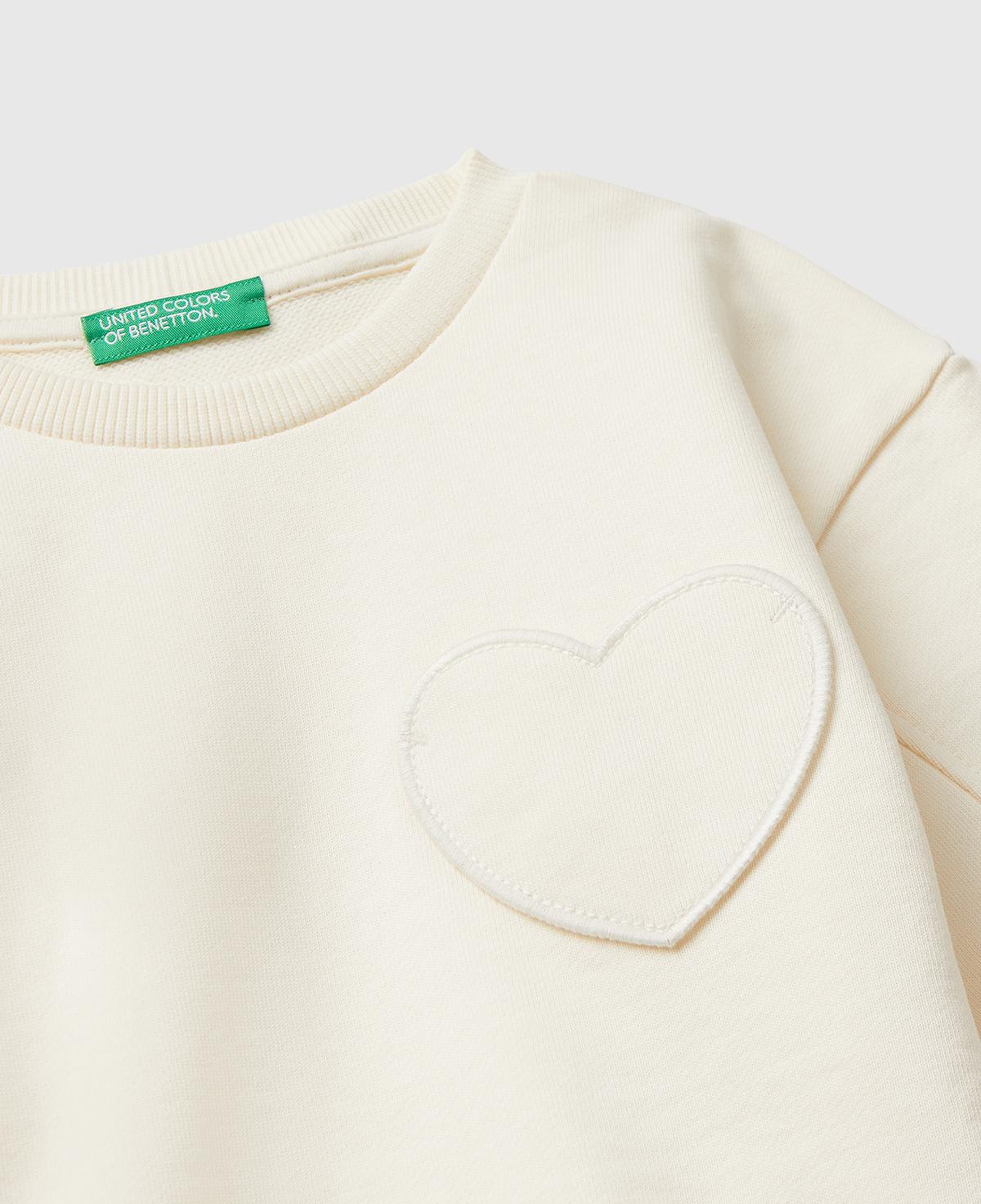 Kız Çocuk Ekru Dikiş Detaylı Kalpli Yama Cepli Regular Fit Sweatshirt