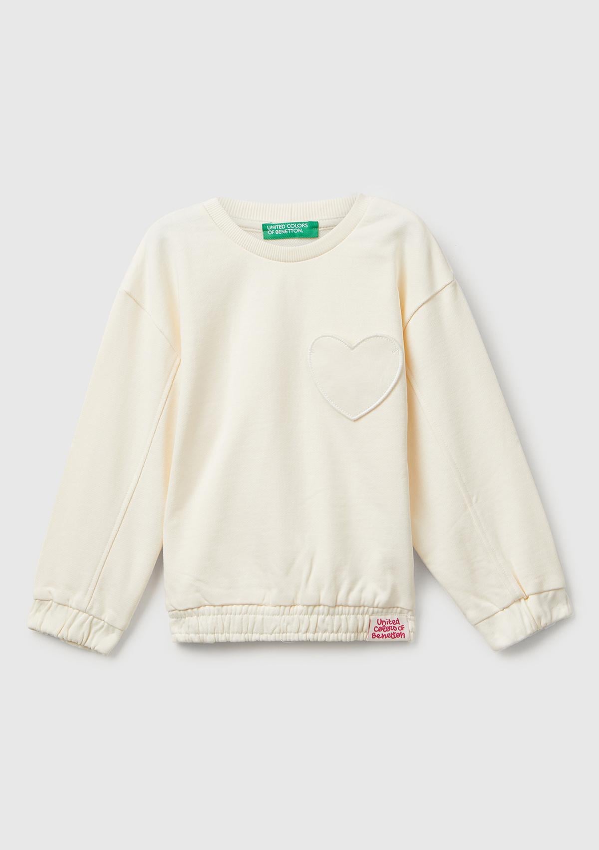 Kız Çocuk Ekru Dikiş Detaylı Kalpli Yama Cepli Regular Fit Sweatshirt