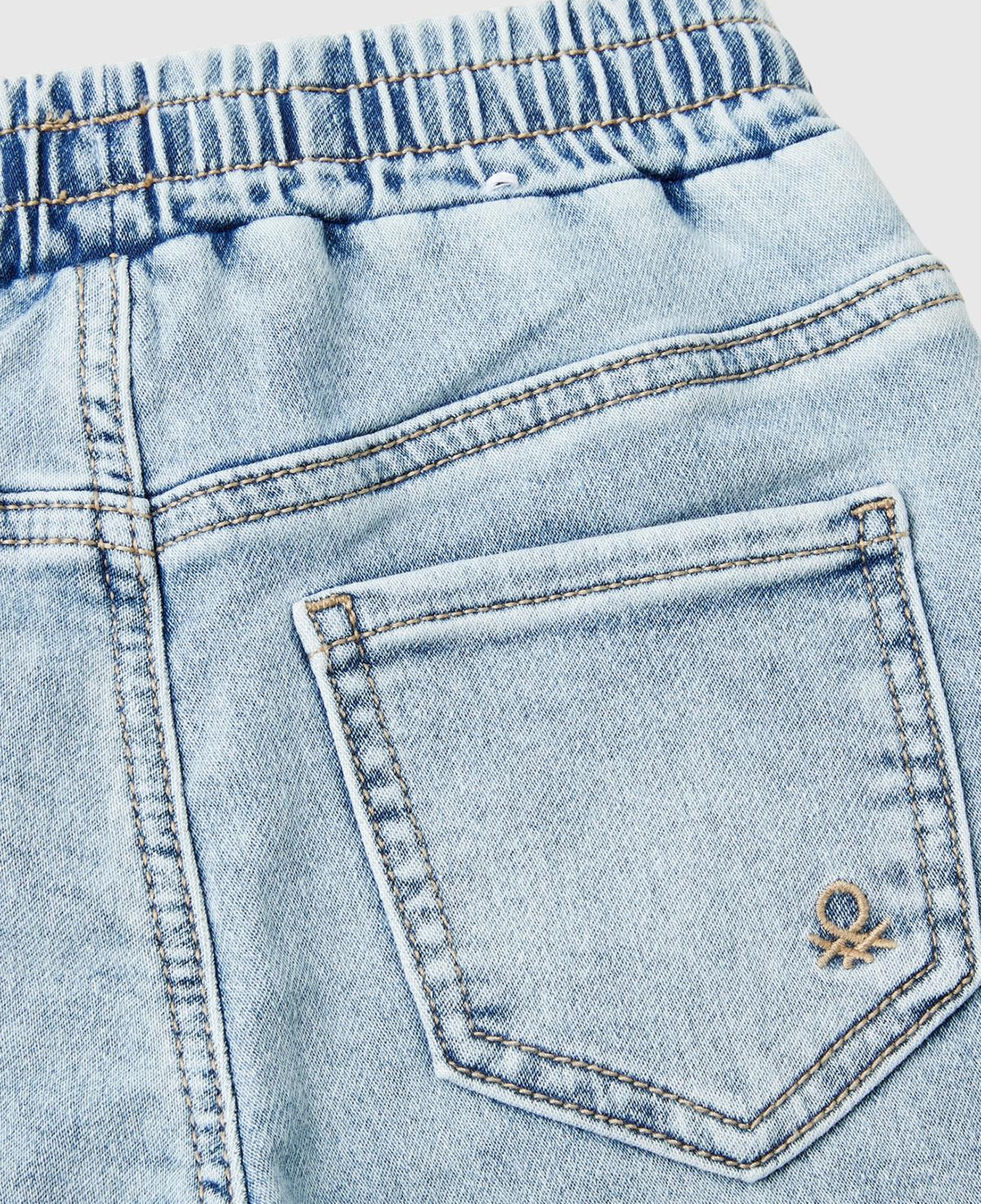 Erkek Çocuk Açık Mavi Arka Cebi Logolu Lastik Paça Ağartılmış Denim Pantolon