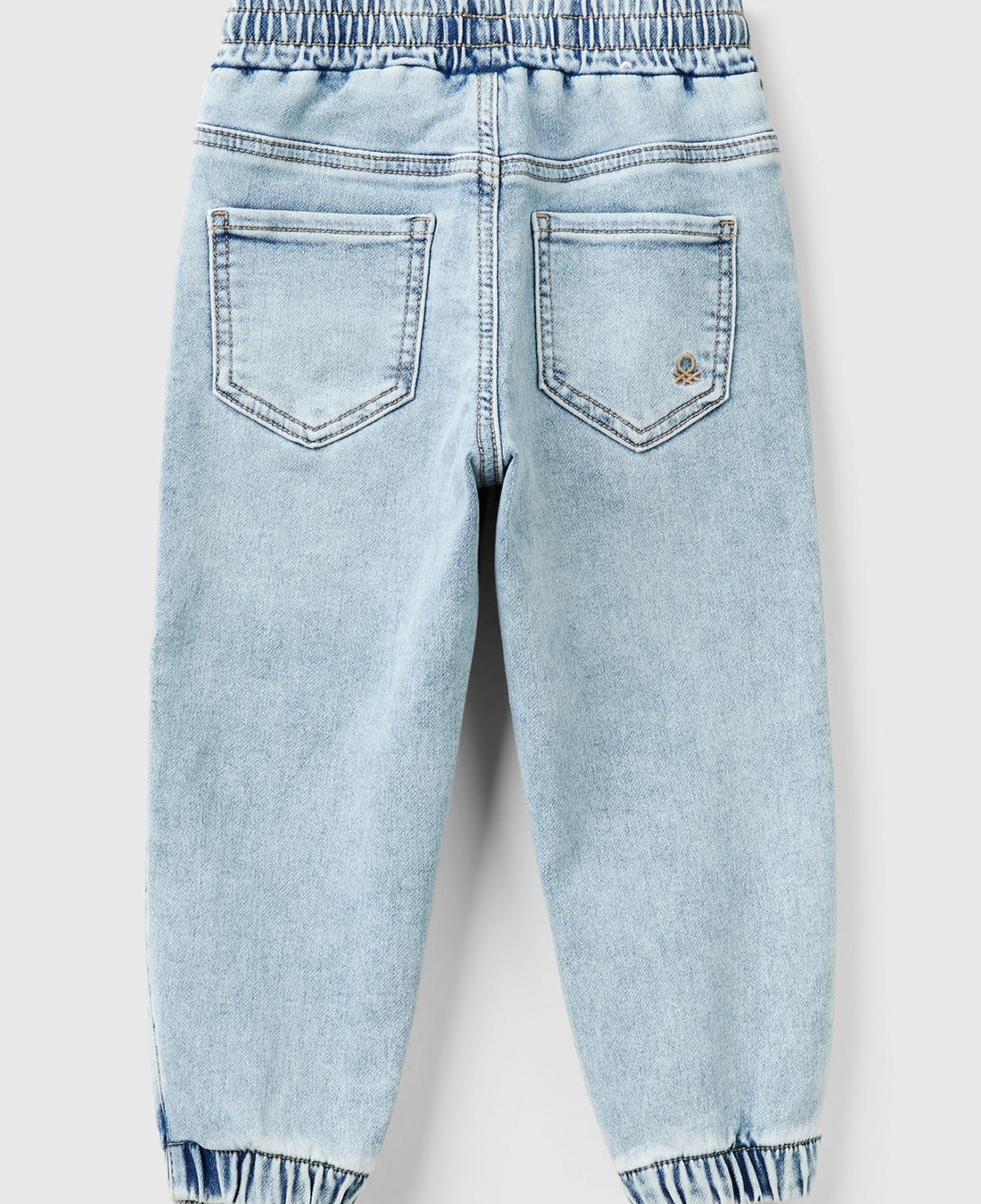 Erkek Çocuk Açık Mavi Arka Cebi Logolu Lastik Paça Ağartılmış Denim Pantolon