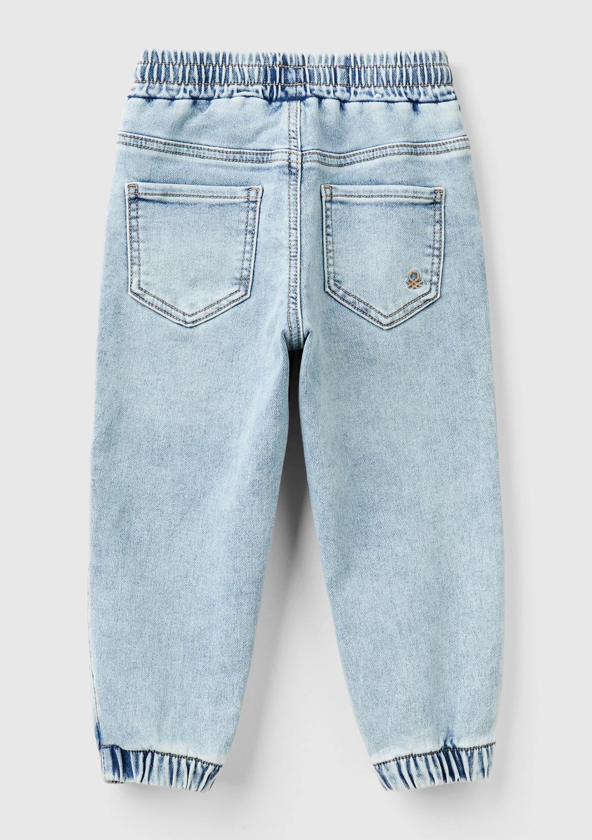 Erkek Çocuk Açık Mavi Arka Cebi Logolu Lastik Paça Ağartılmış Denim Pantolon