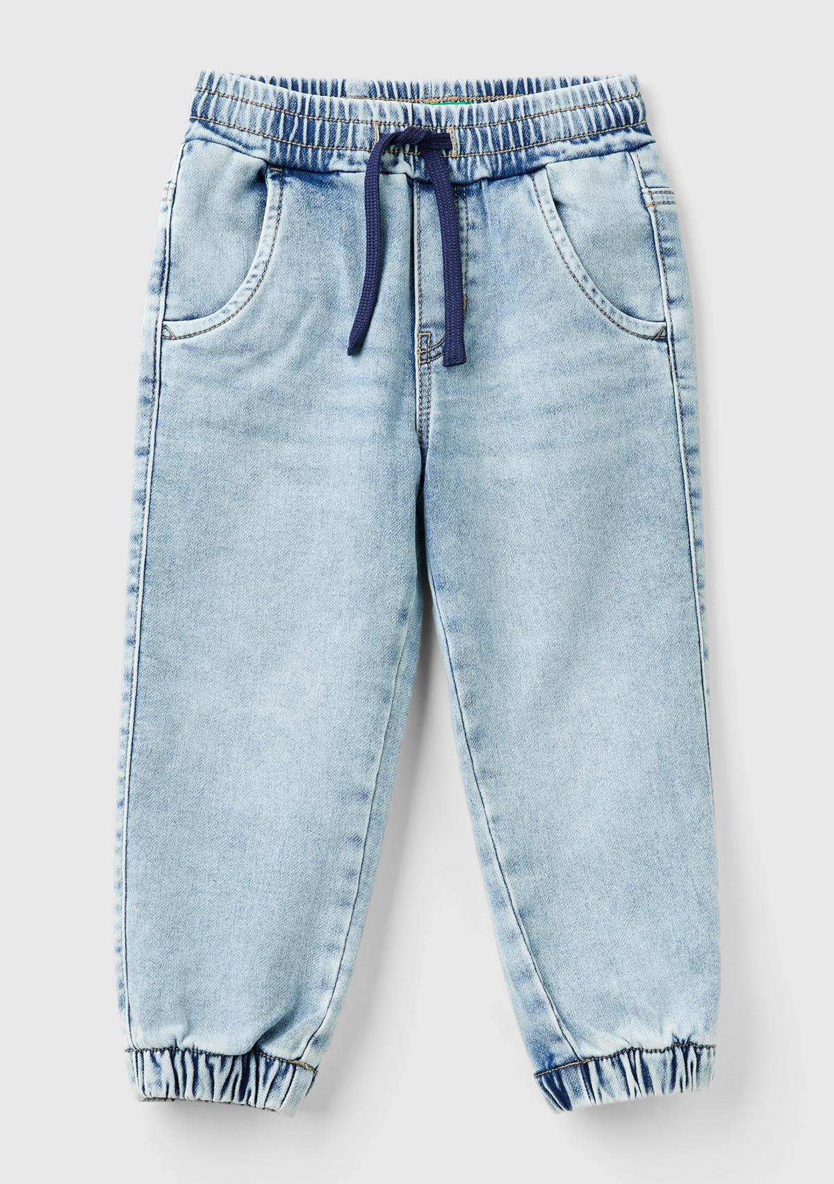 Erkek Çocuk Açık Mavi Arka Cebi Logolu Lastik Paça Ağartılmış Denim Pantolon