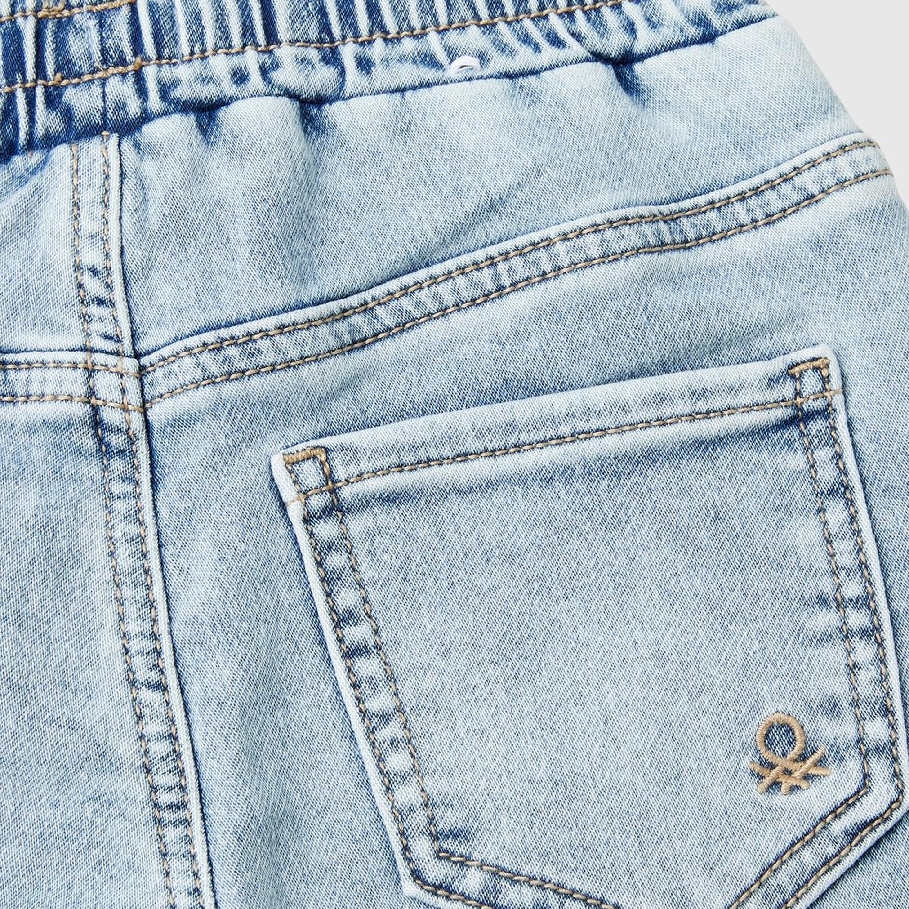 Erkek Çocuk Açık Mavi Arka Cebi Logolu Lastik Paça Ağartılmış Denim Pantolon