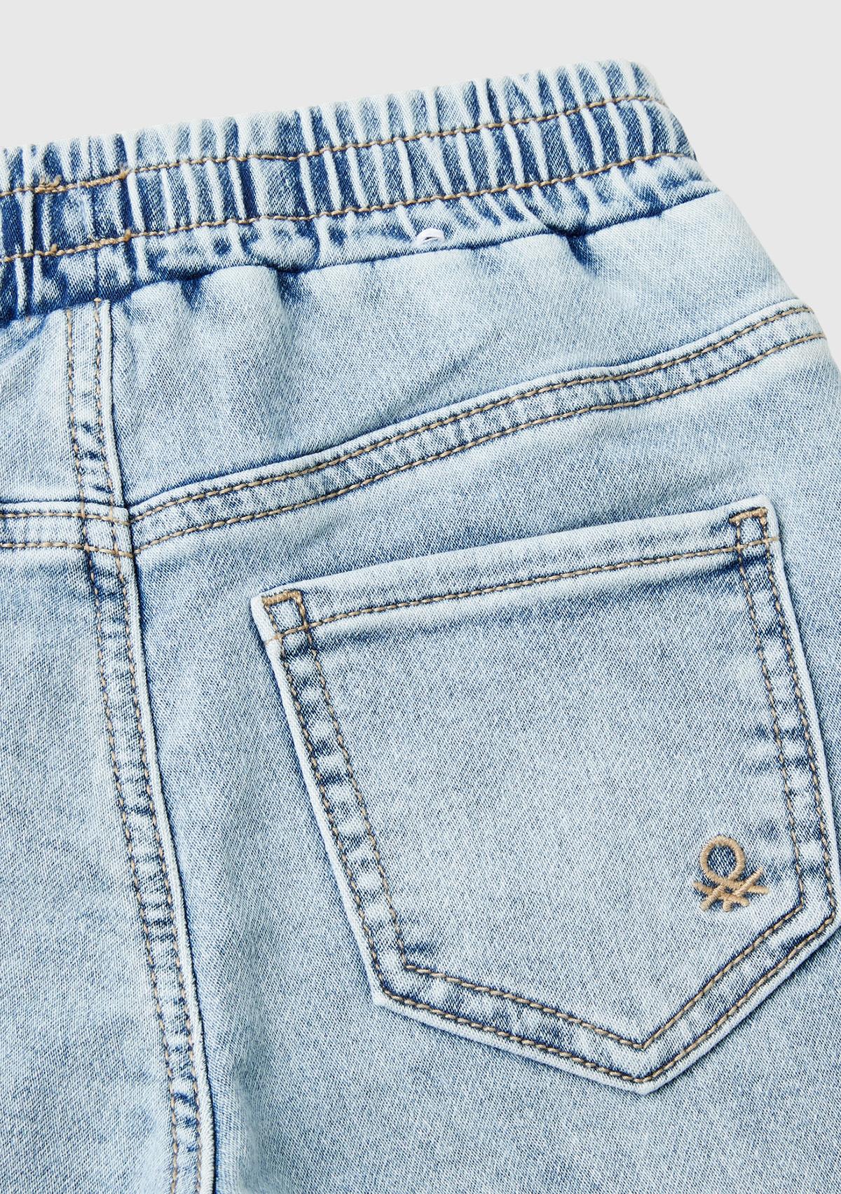 Erkek Çocuk Açık Mavi Arka Cebi Logolu Lastik Paça Ağartılmış Denim Pantolon