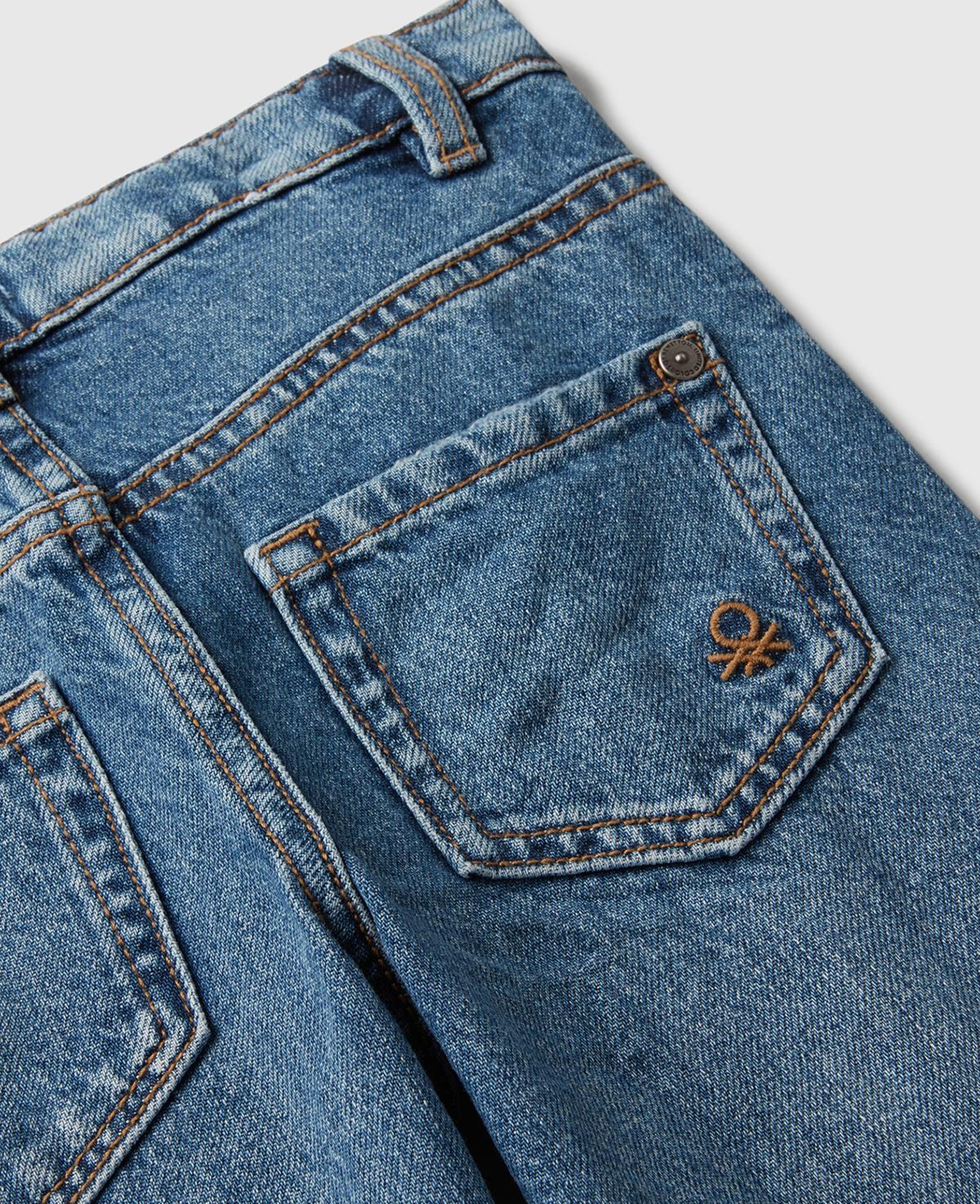 Kız Çocuk Koyu Mavi Logo İşleme Detaylı Paçası Kıvrık Wide Fit Denim Pantolon