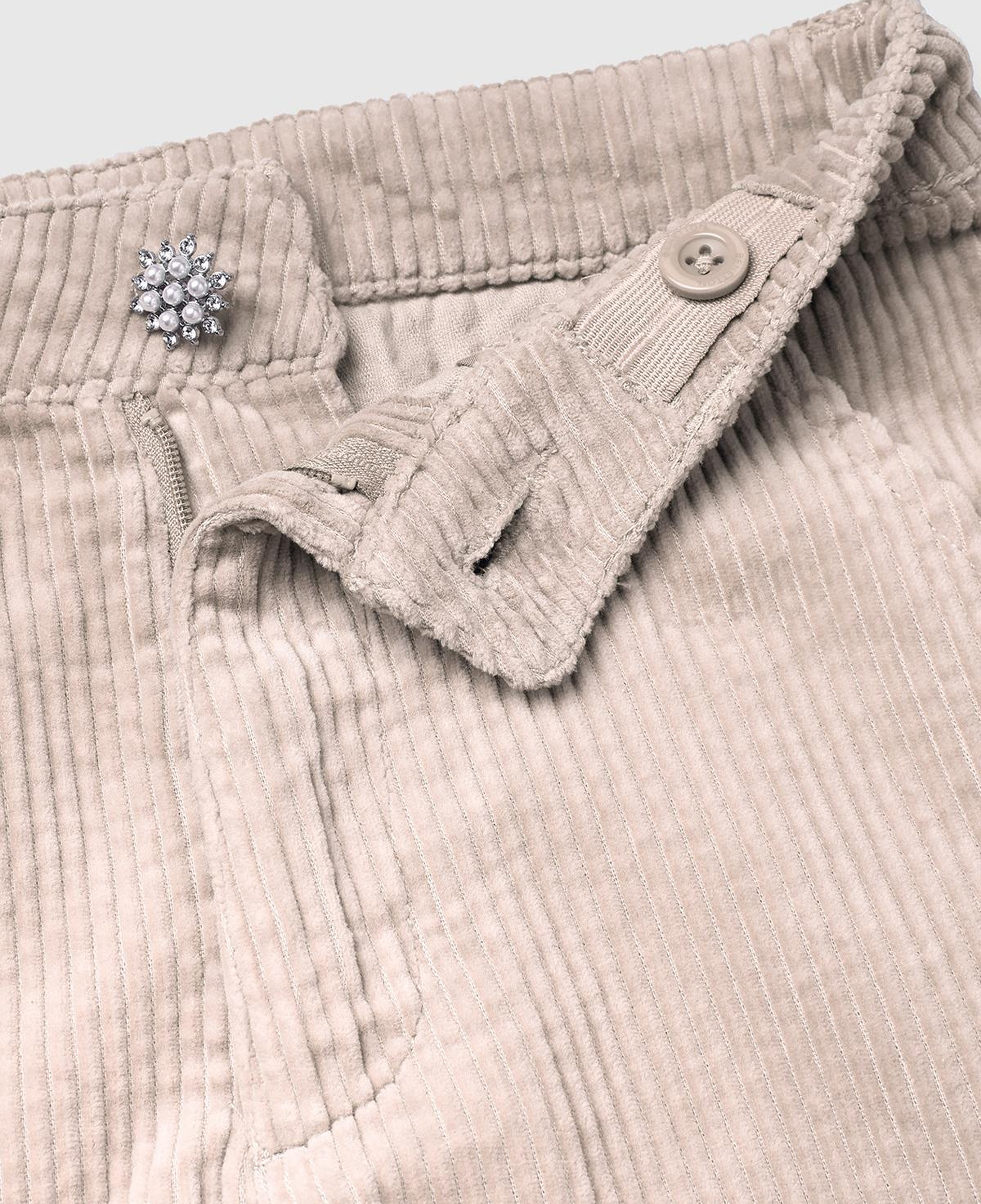 Kız Çocuk Bej Logo İşlemeli Yırtmaçlı Fermuarlı Düğmeli Wide Fit Pantolon