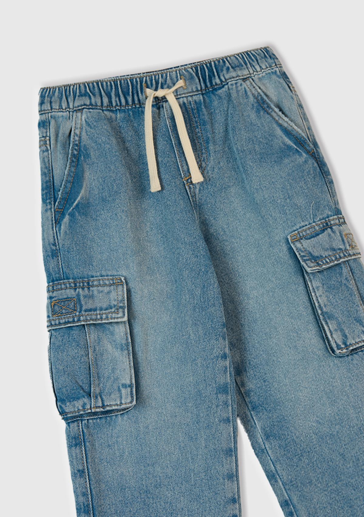 Erkek Çocuk Açık Mavi Arkası Logo Detaylı Yan Cepli Büzgü İpli Denim Pantolon