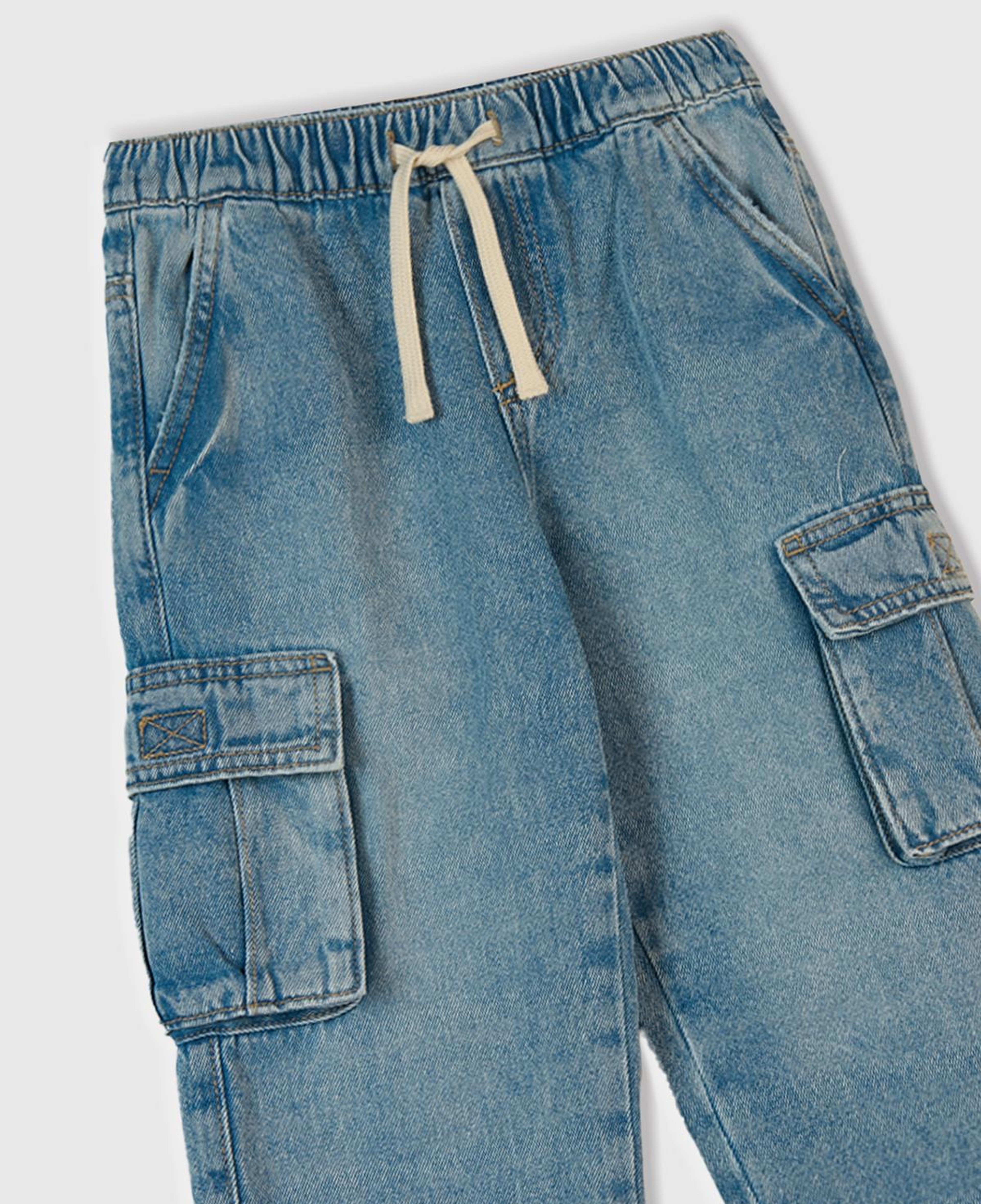 Erkek Çocuk Açık Mavi Arkası Logo Detaylı Yan Cepli Büzgü İpli Denim Pantolon