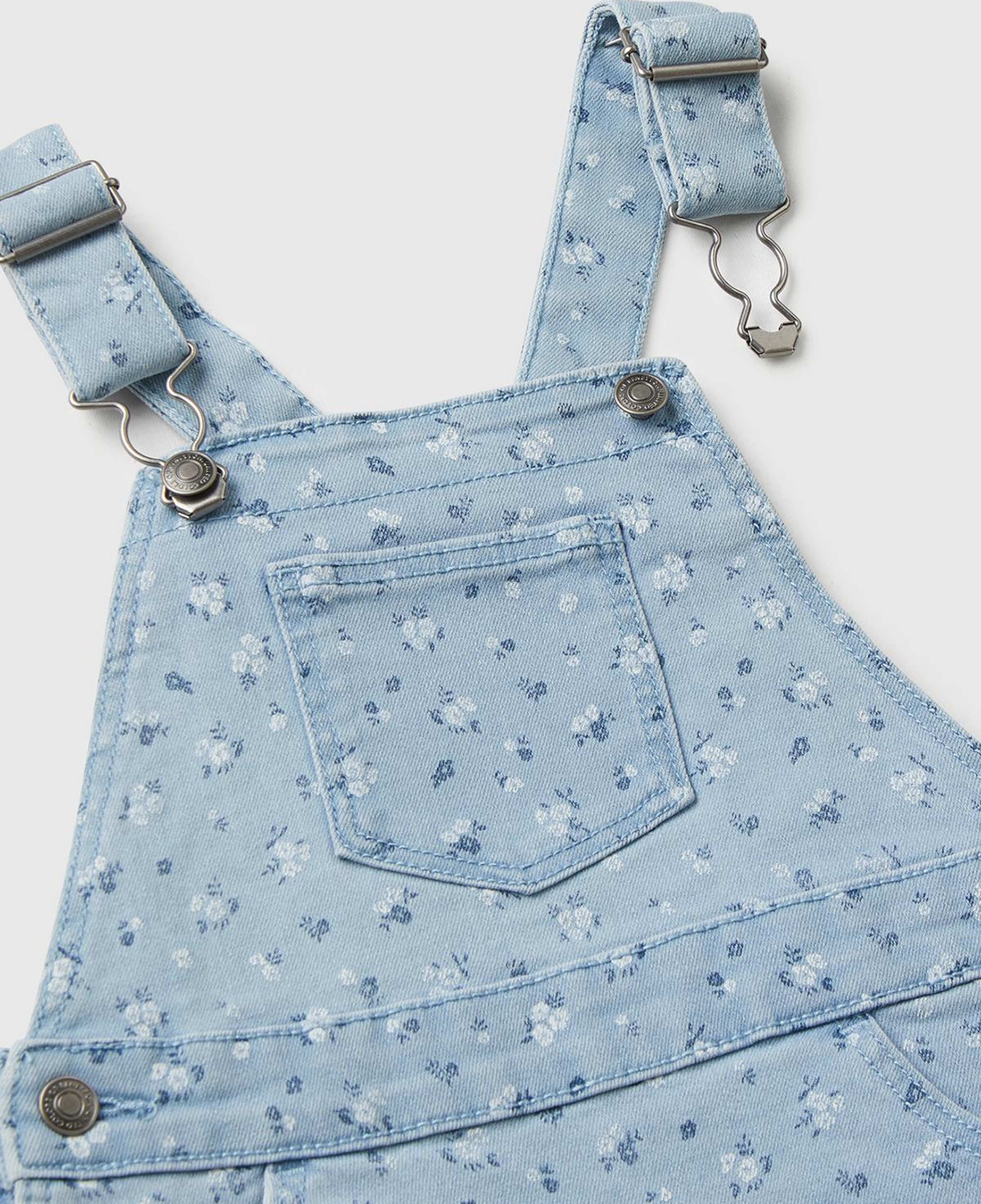 Kız Çocuk Açık Mavi Tamamı Çiçek Desenli Ayarlanabilir Askılı Denim Tulum Elbise