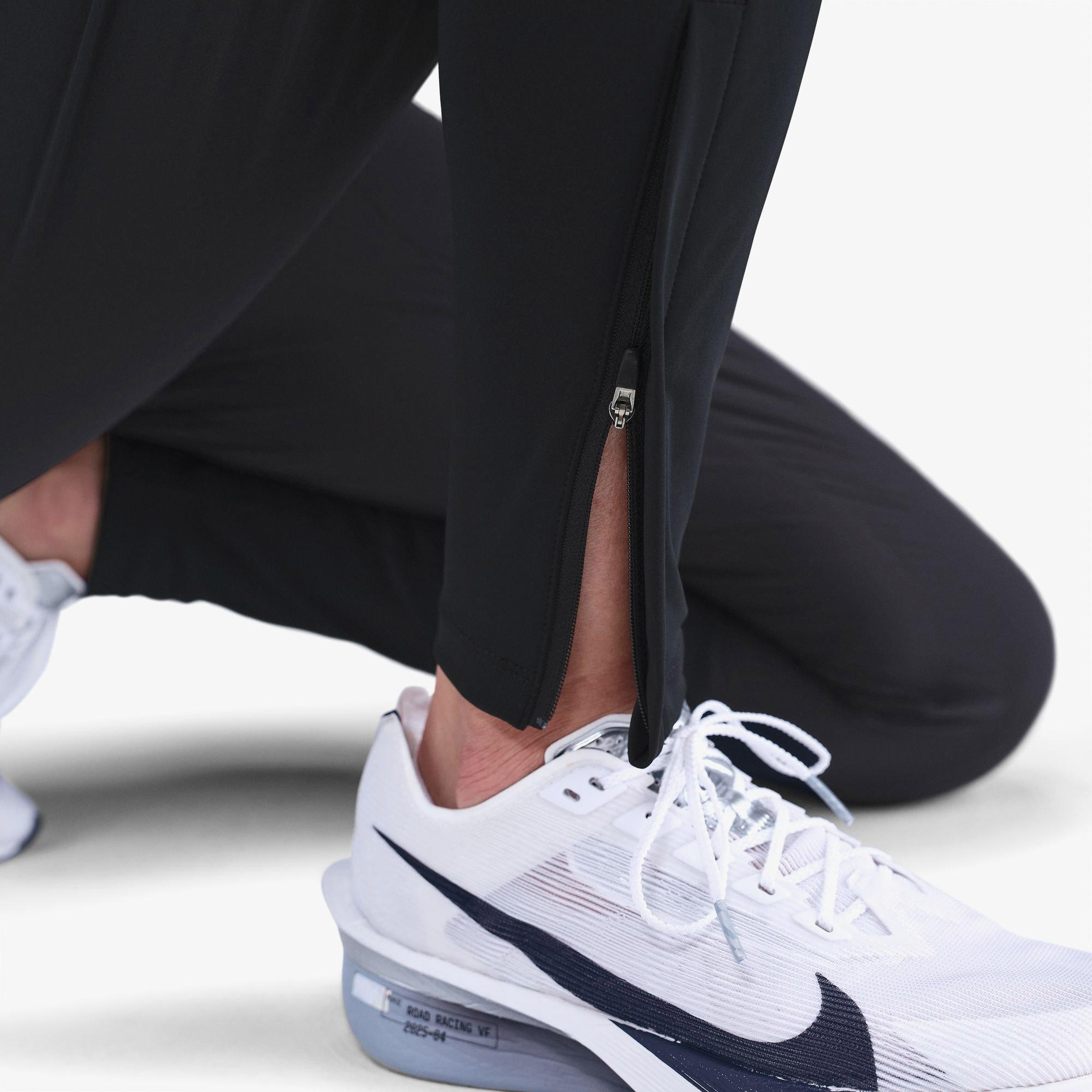 Nike Swift Dri-Fit Mid-Rise Kadın Siyah Eşofman Altı
