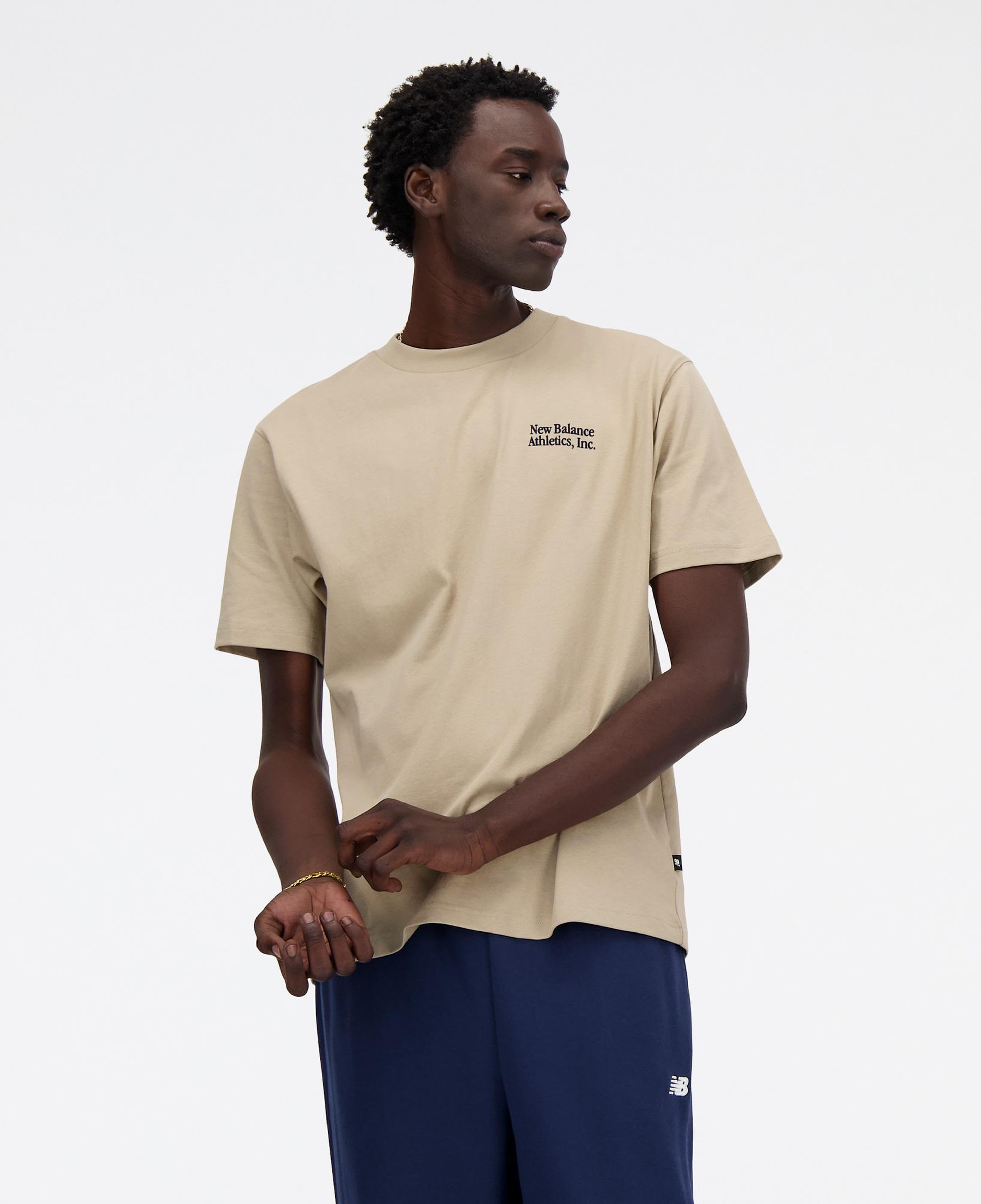 New Balance Athletics Flocked Relaxed Tee Erkek T-Shirt