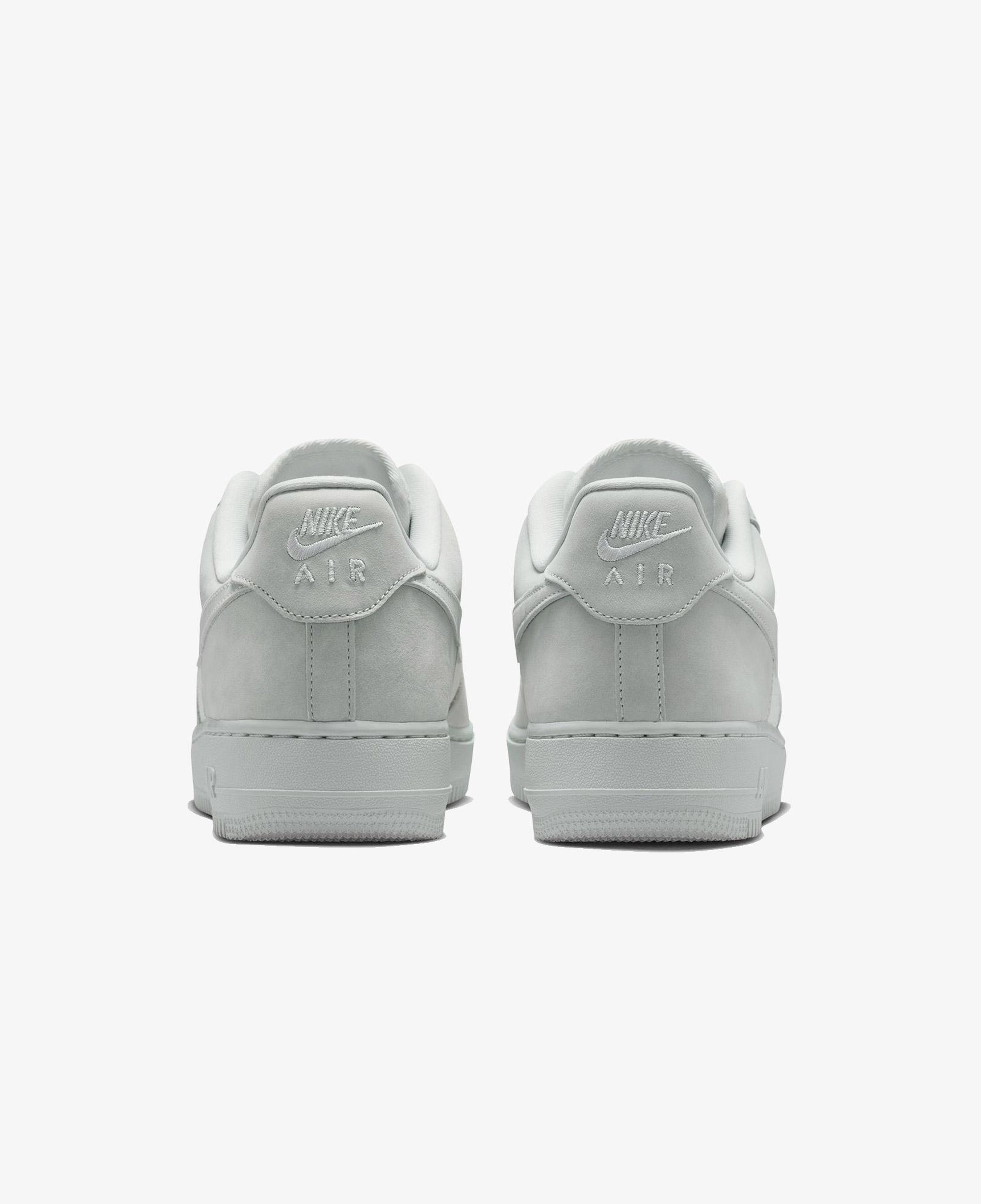 Nike Air Force 1 '07 LV8 Erkek Beyaz Spor Ayakkabı