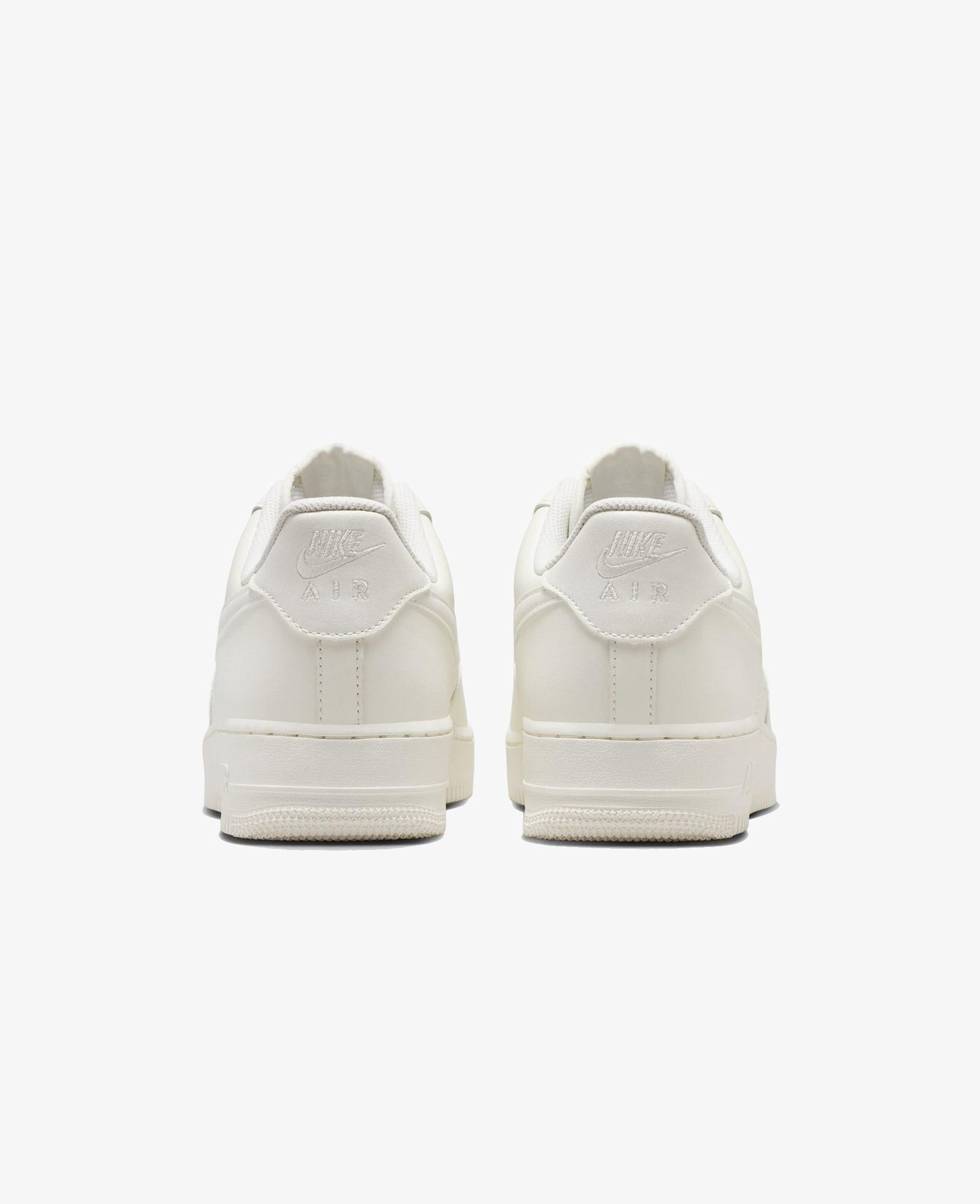 Nike Air Force 1 '07 Erkek Beyaz Spor Ayakkabı