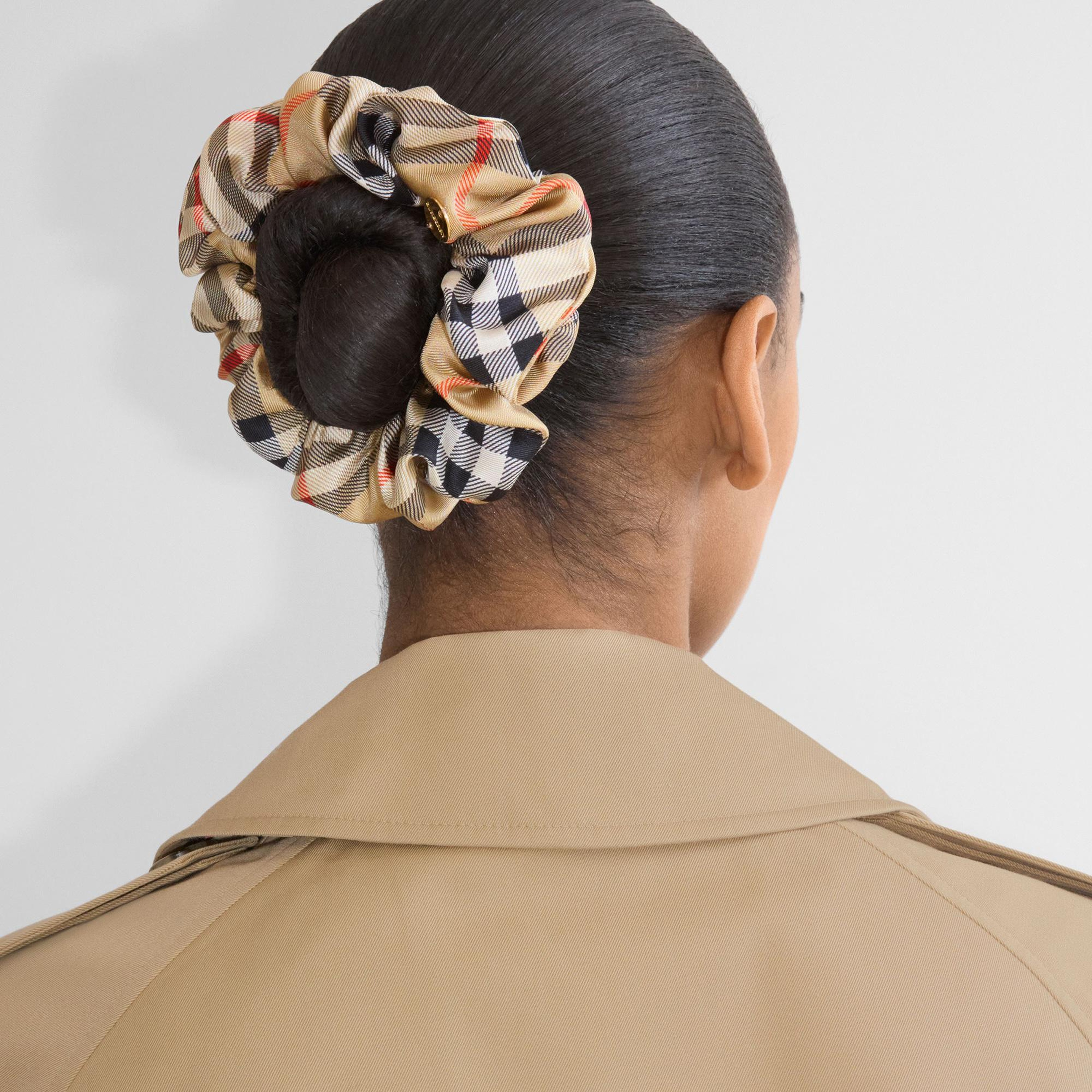 Burberry Scrunchie With Charm Kadın Bej Toka