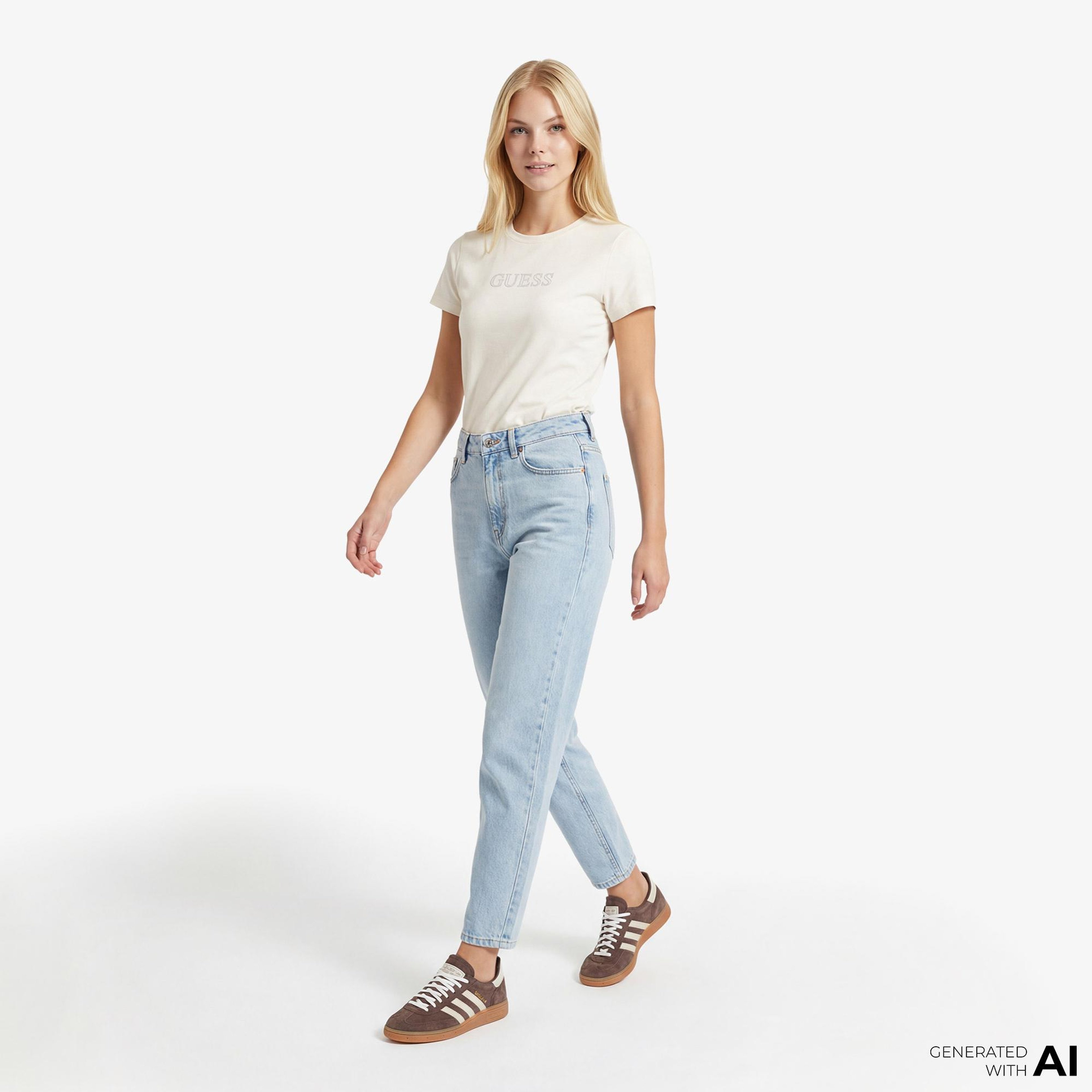 Guess Briana Aktif Regular Fit Kadın Bej T-Shirt