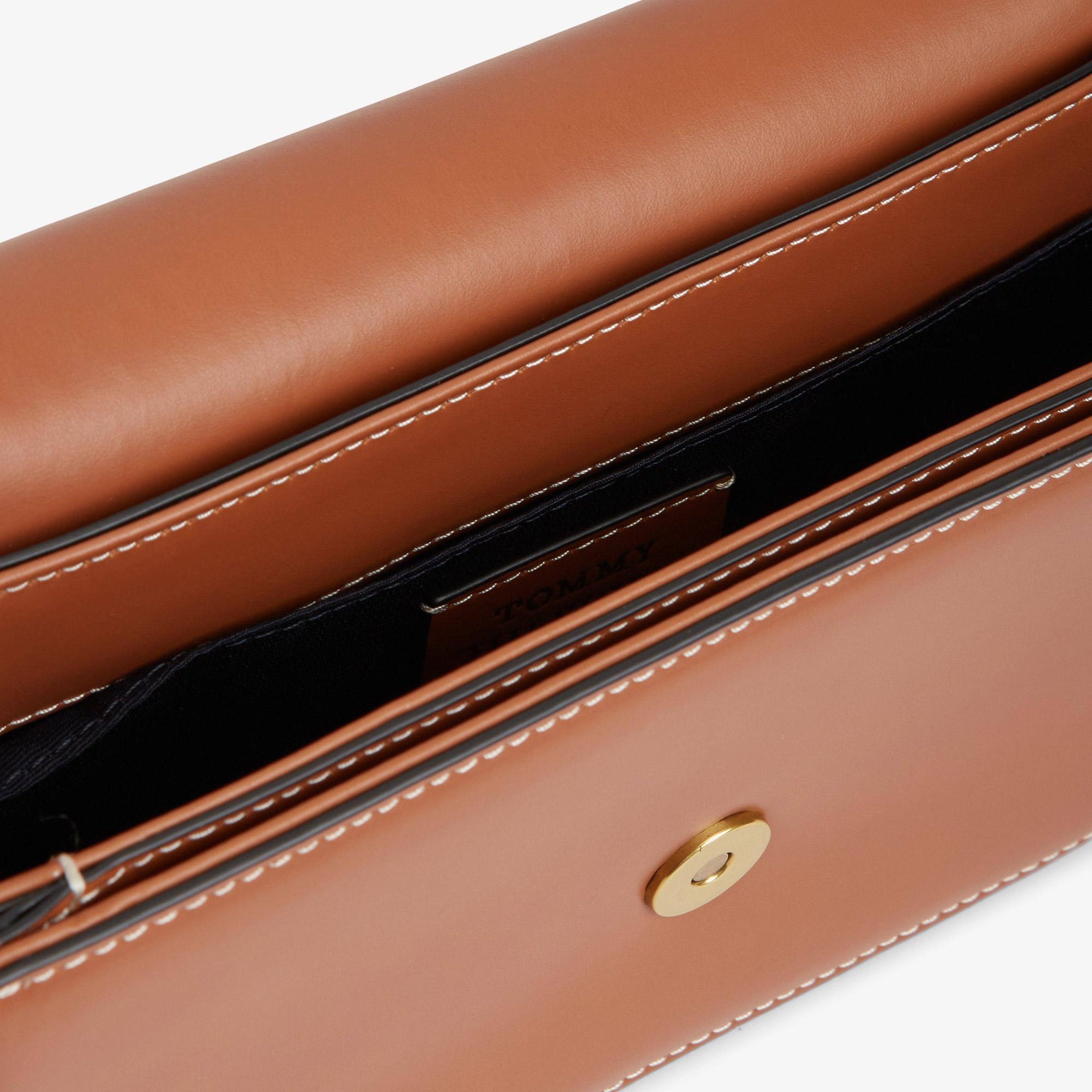 Tommy Hilfiger Script Leather Kadın Kahverengi Çapraz Çanta