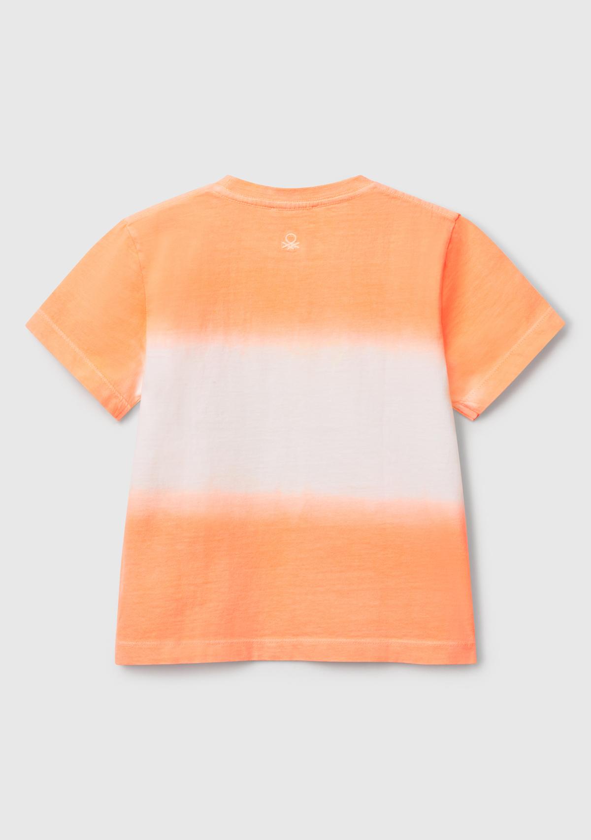 Erkek Çocuk Turuncu Arkası Logo Detaylı Önü Baskılı Batik T-Shirt