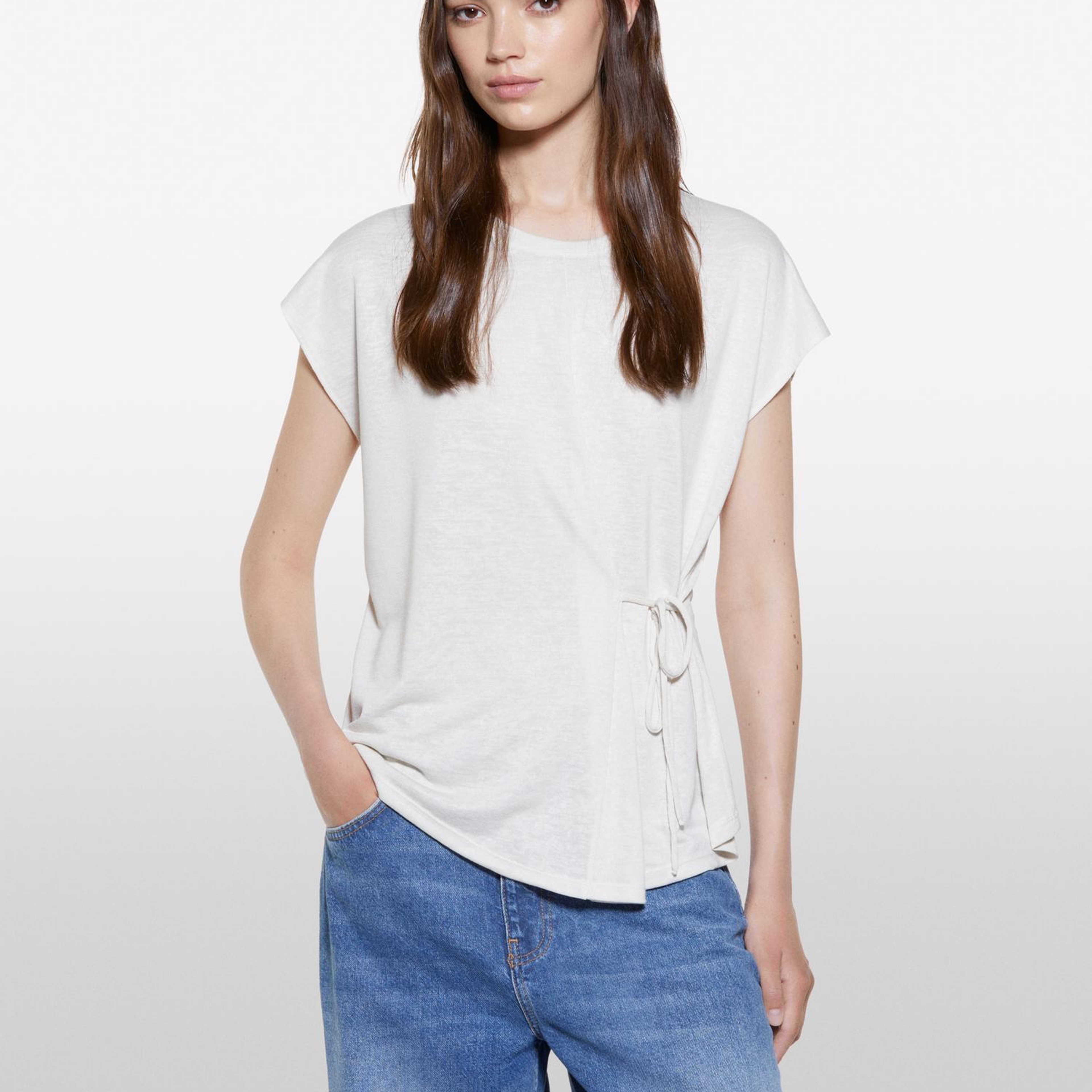 Kadın Kırık Beyaz Viskoz Karışımlı Önü Bağlama Detaylı Regular Fit T-Shirt