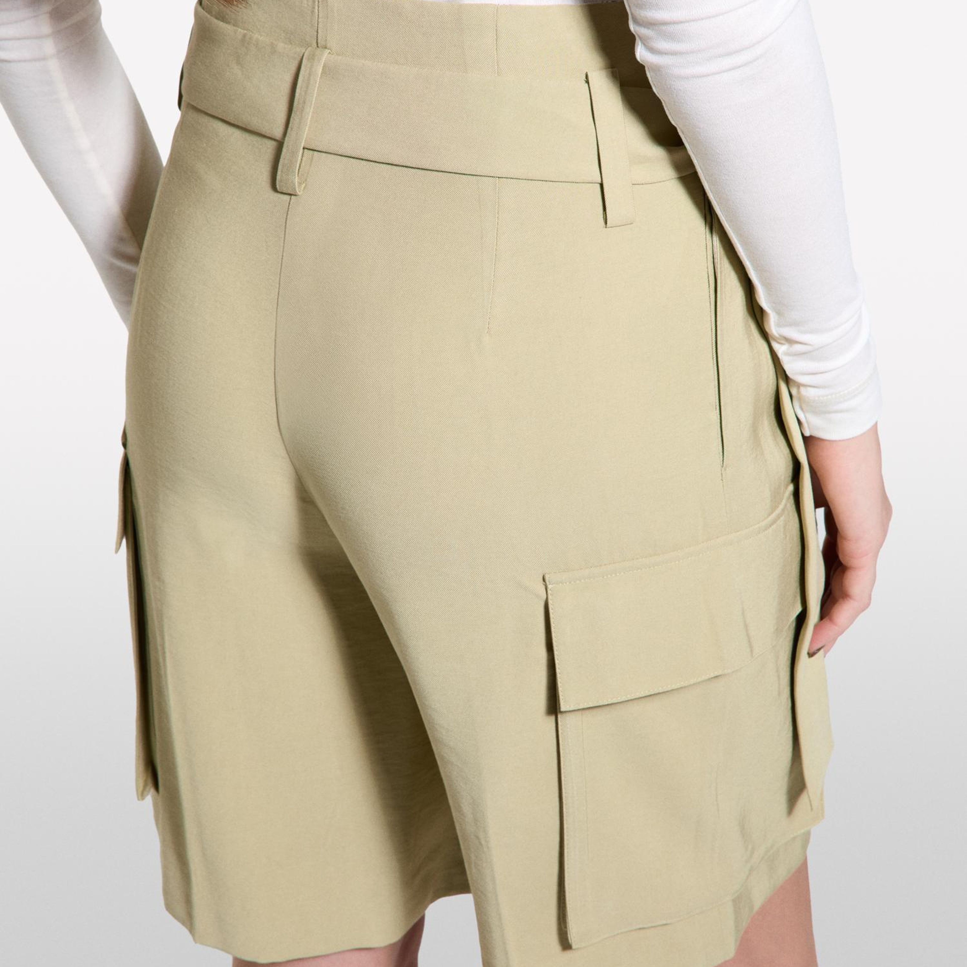Kadın Kum Rengi Viskoz Karışımlı Kemerli Comfort Fit Bermuda Şort
