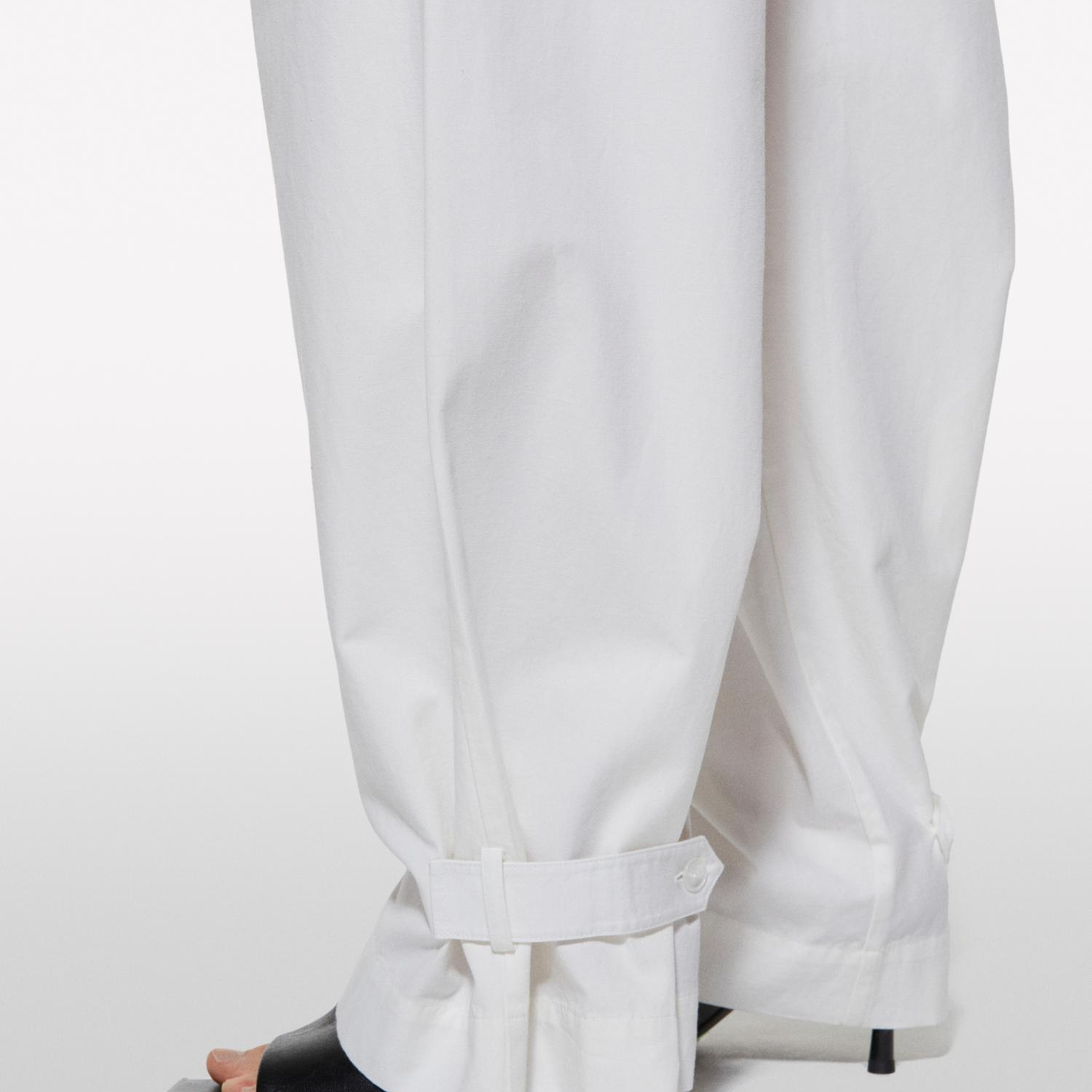 Kadın Kırık Beyaz Keten Karışımlı Bileği Kayış Detaylı Relax Fit Pantolon