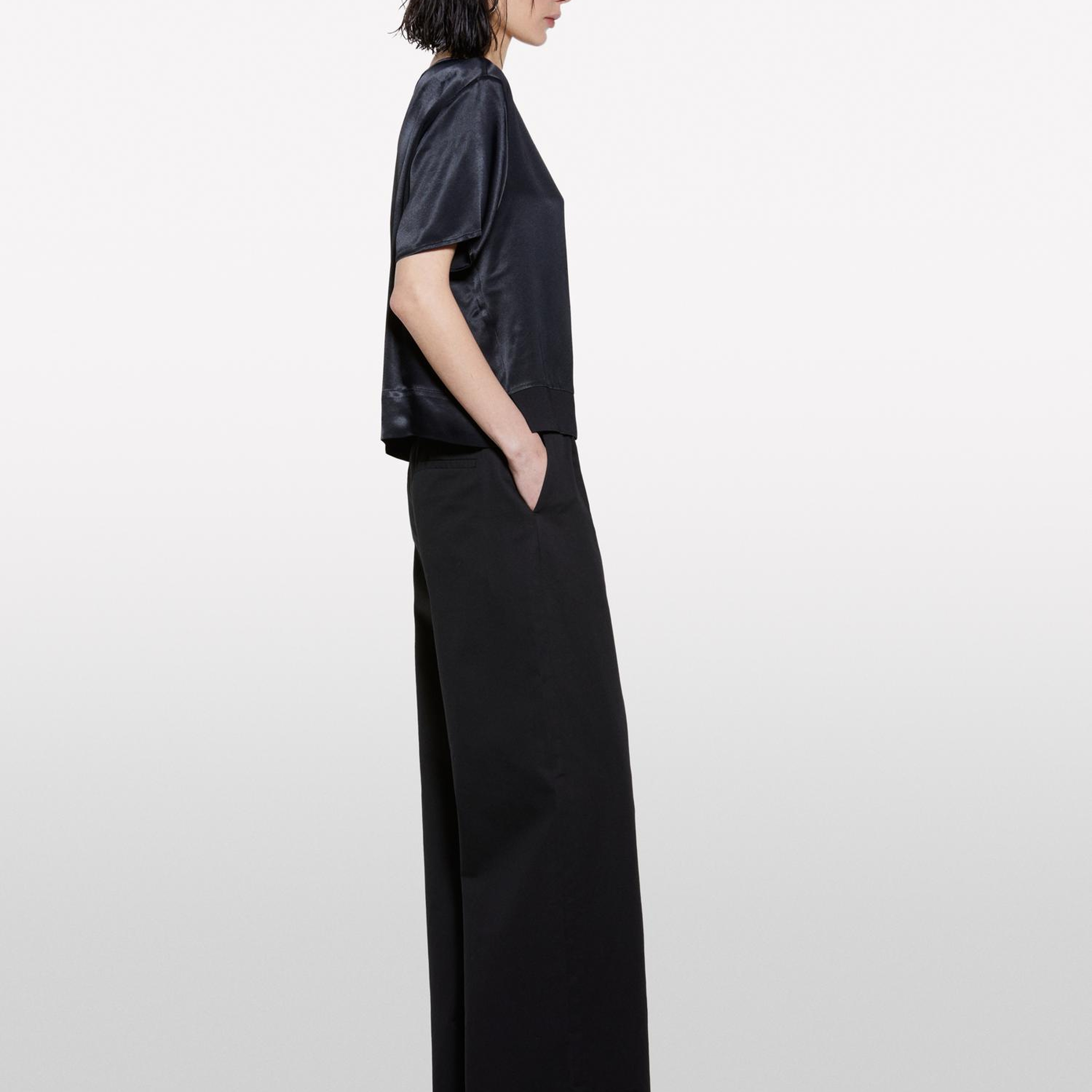Kadın Siyah %100 Viskoz Yanı Yırtmaçlı Oversize Bisiklet Yaka Saten Bluz